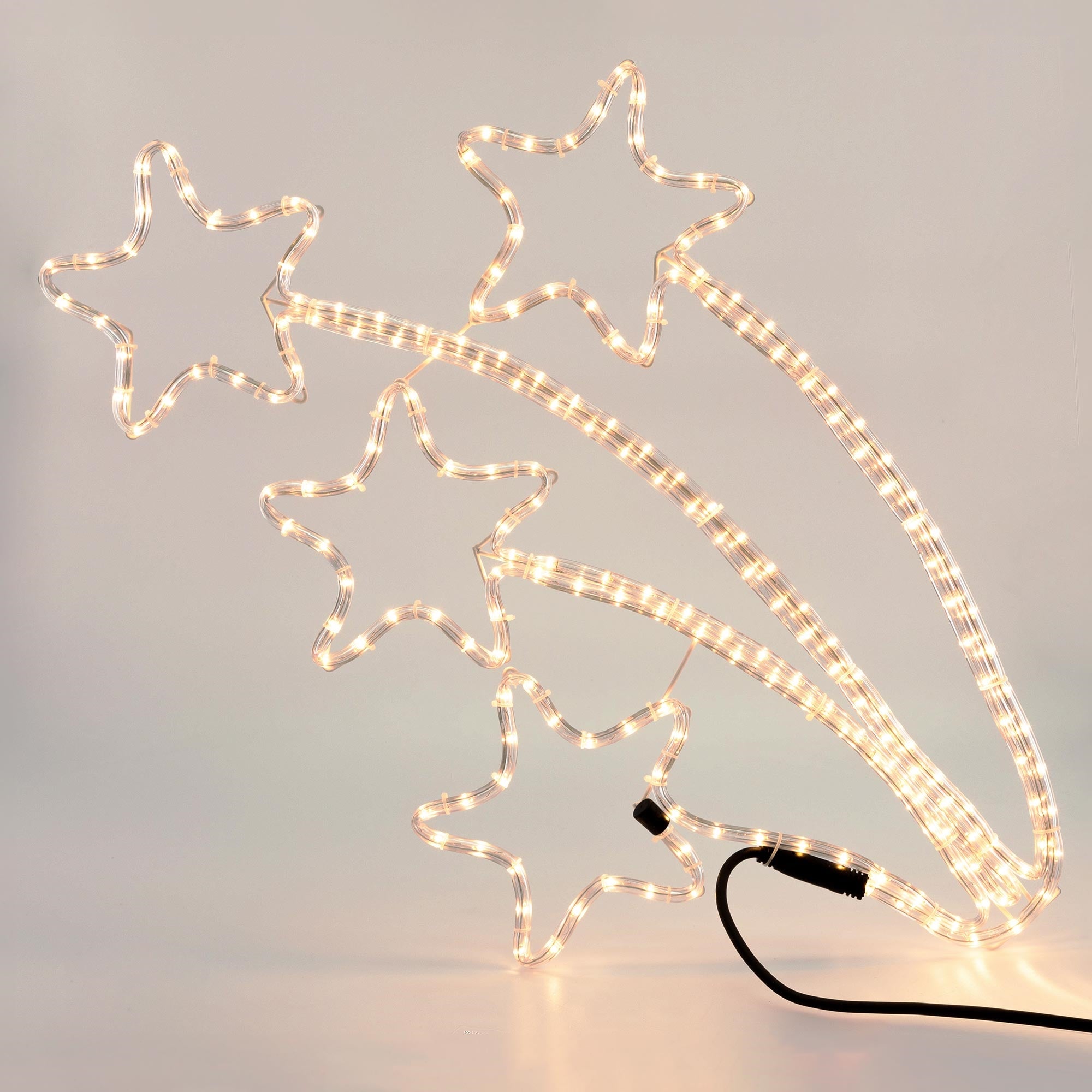 Cadena de luces en forma de estrellas sobre fondo claro.