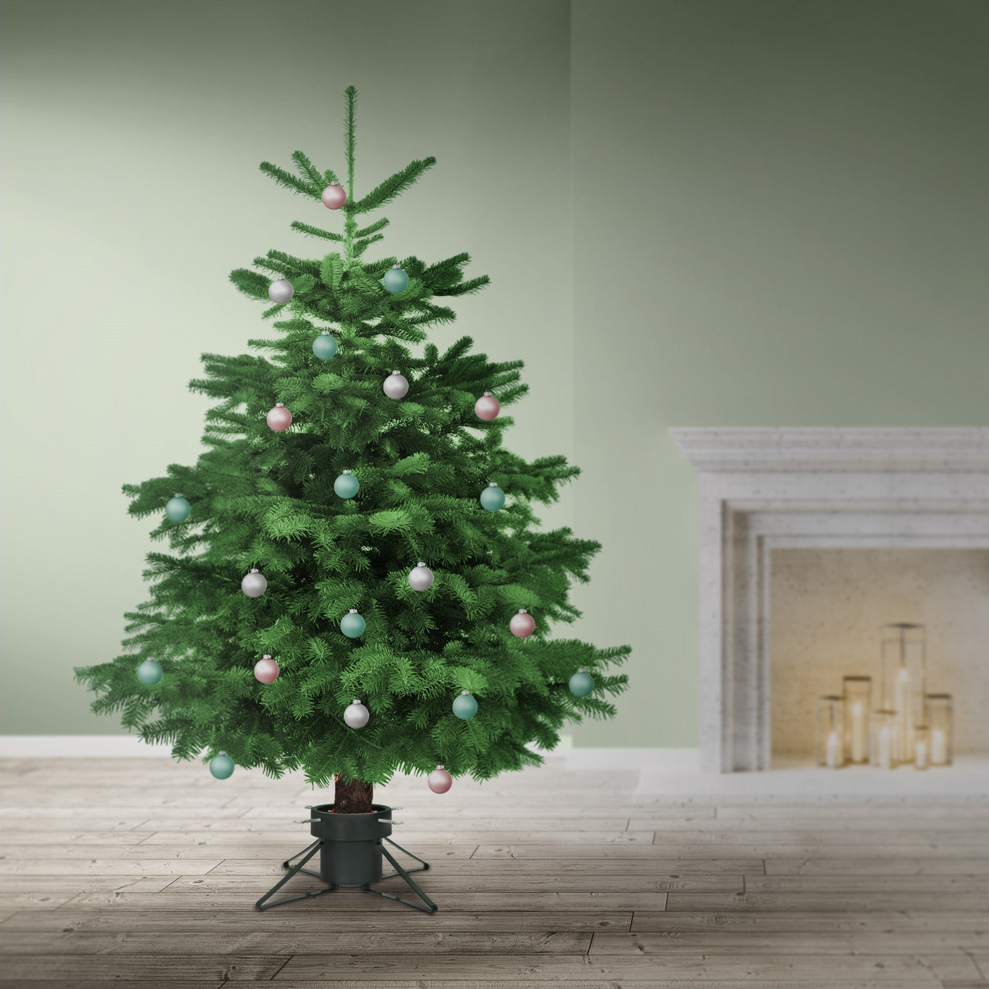 Weihnachtsbaum mit bunten Kugeln in einem Raum.