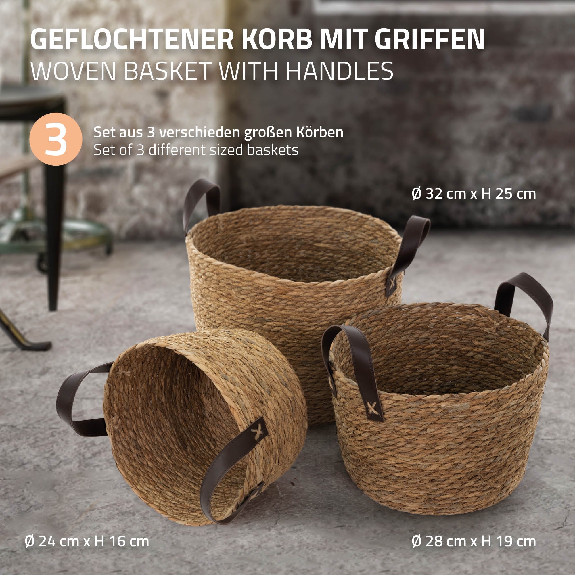 Drei geflochtene Körbe mit Griffen in verschiedenen Größen auf einem Tisch.