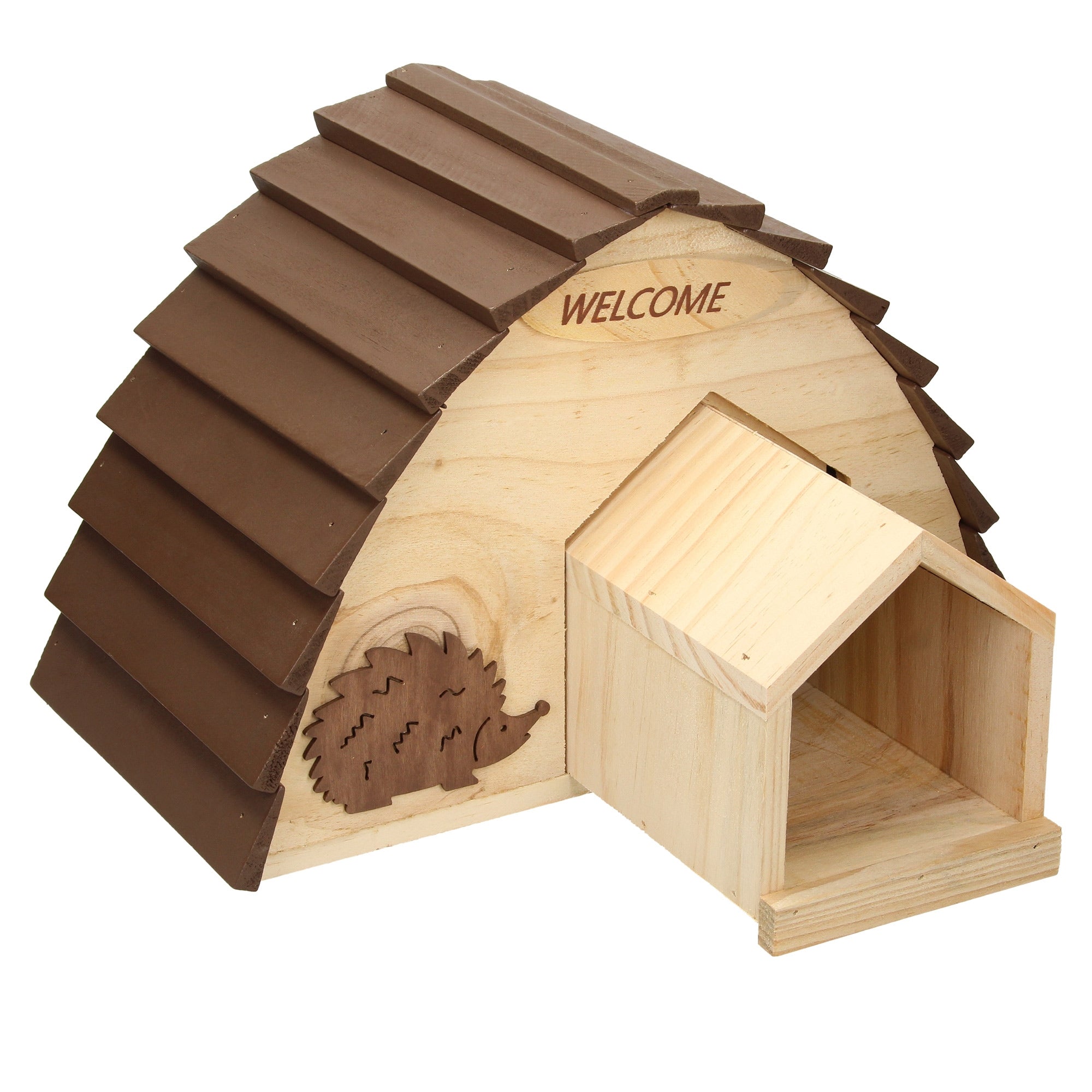 Une maison en bois pour hérissons avec une entrée et un toit en bardeaux.