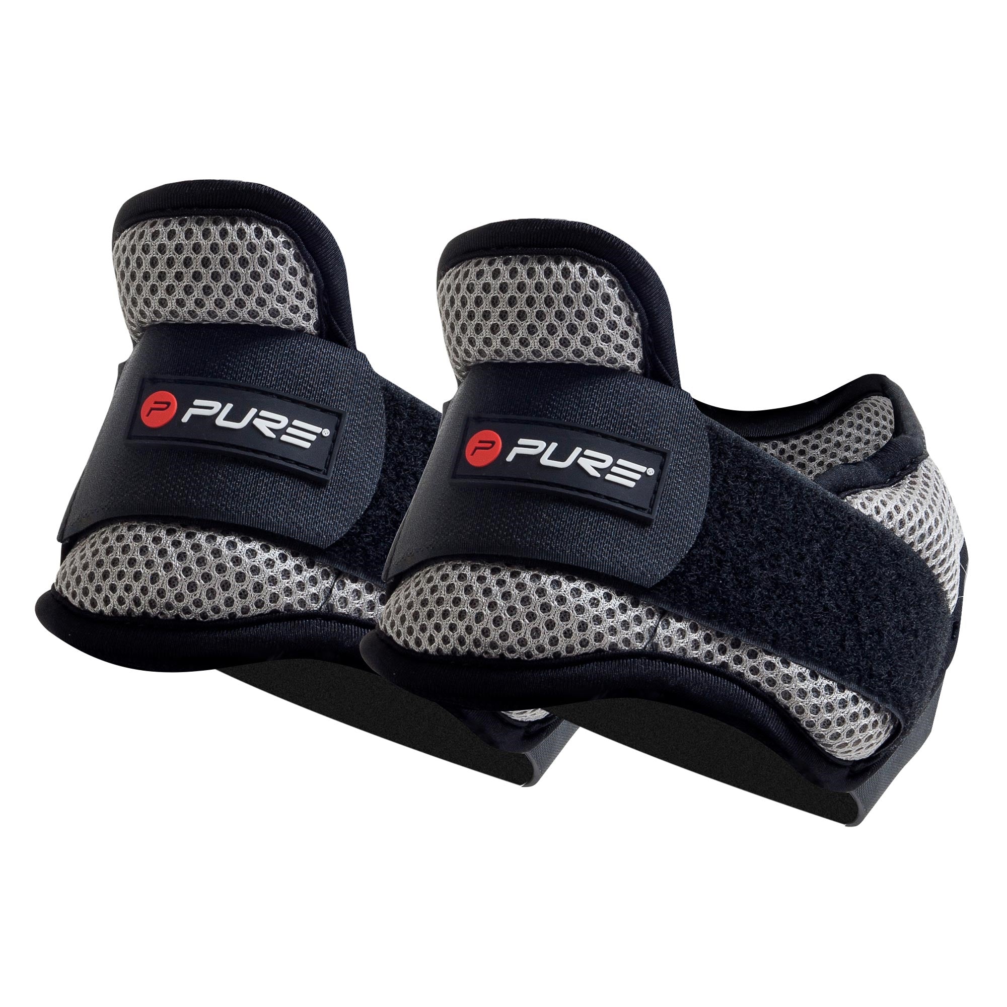 Un paio di scarpe sportive nere e grigie con chiusura a velcro.