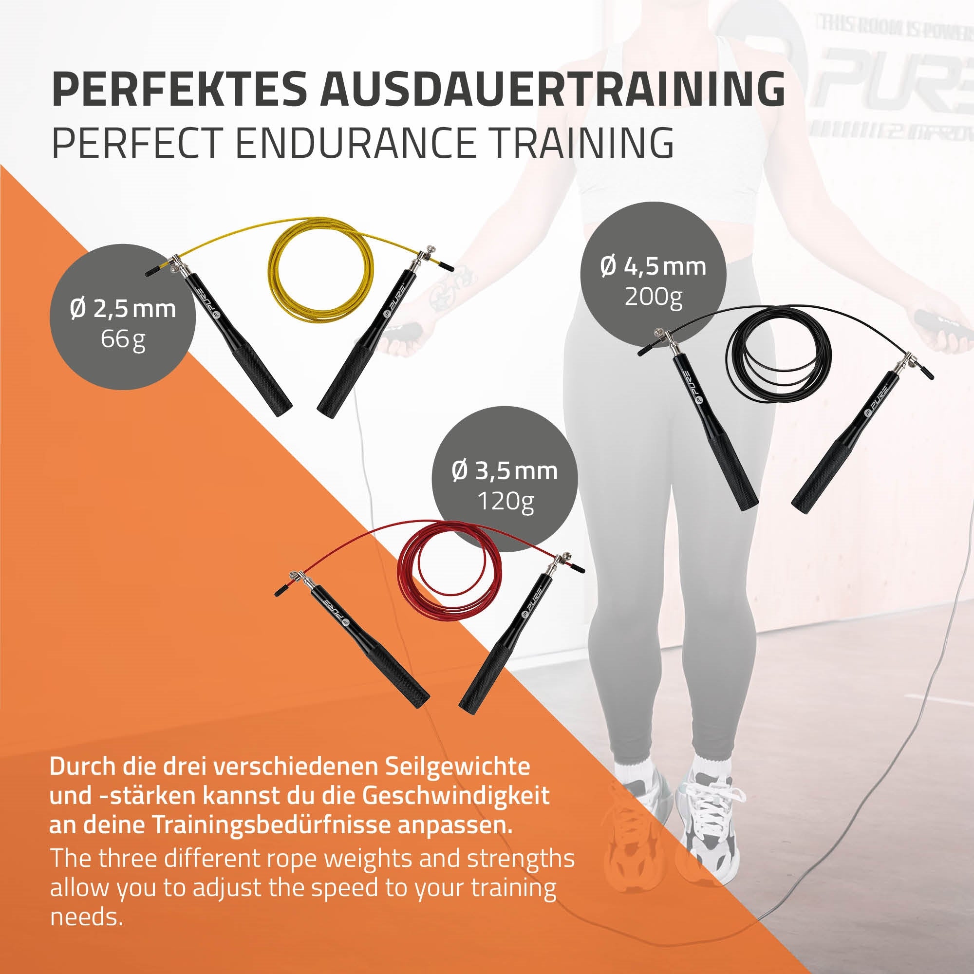 Drei Springseile in verschiedenen Farben und Gewichten auf einem Trainingshintergrund.