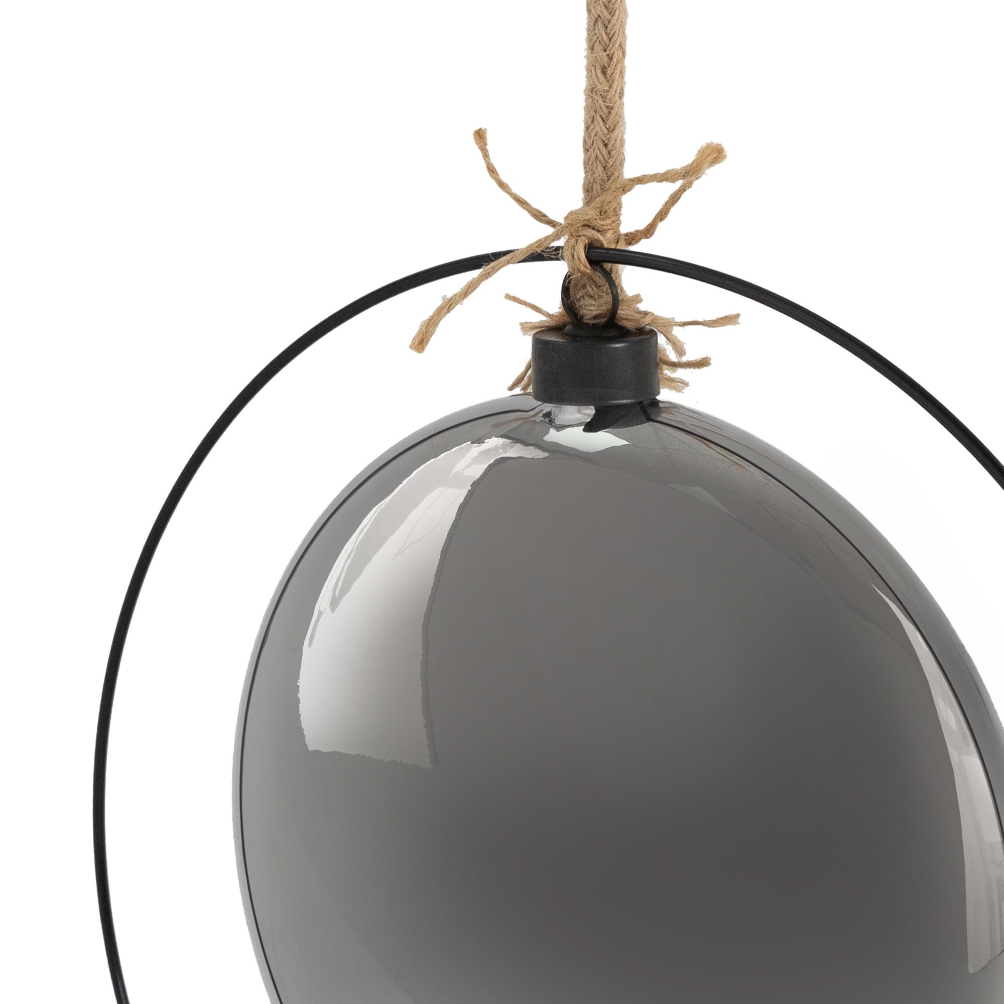 Nahaufnahme einer hängenden Glaskugel mit Schnur und dekorativem Design.