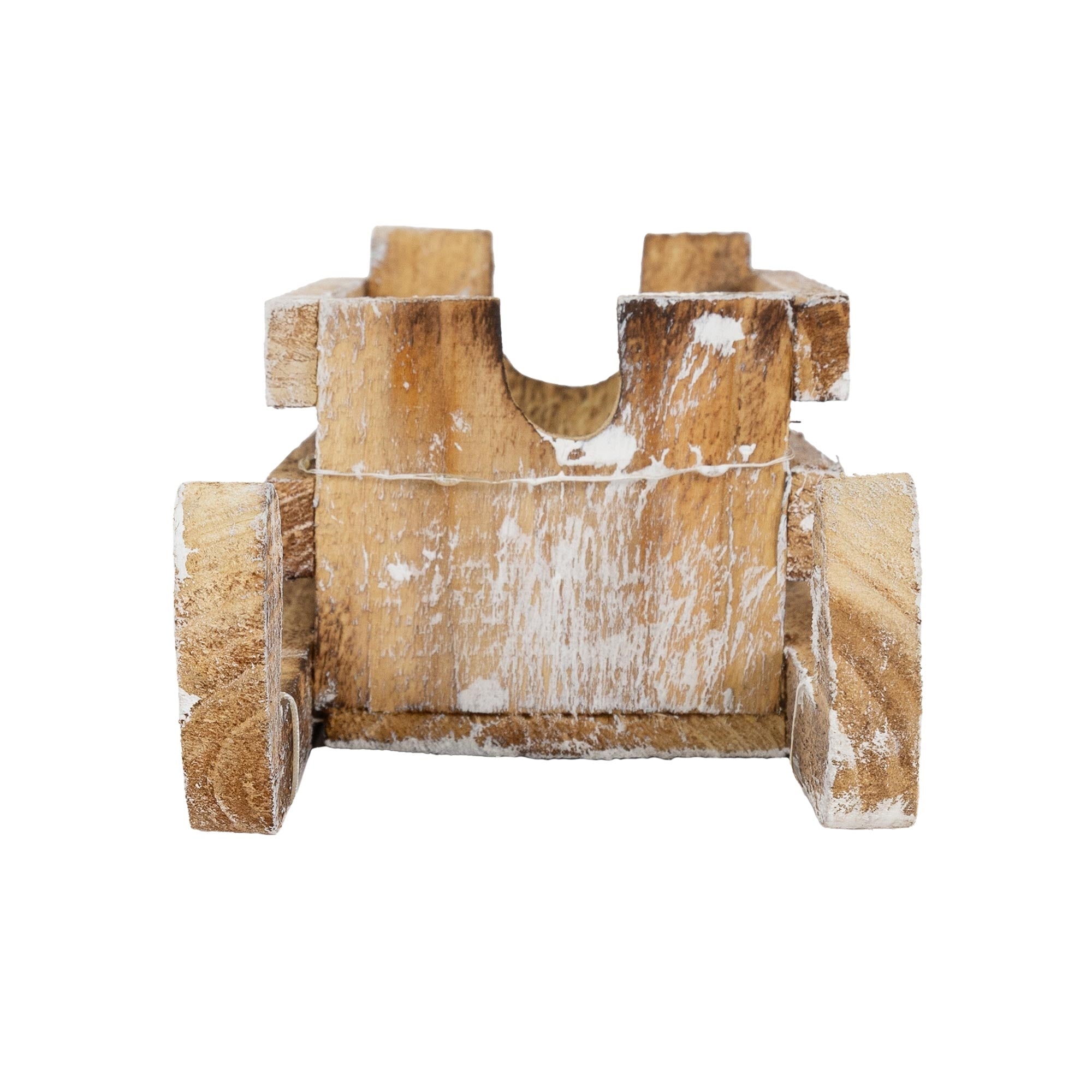 Holzfahrzeug mit Rädern, rustikal und unvollständig.