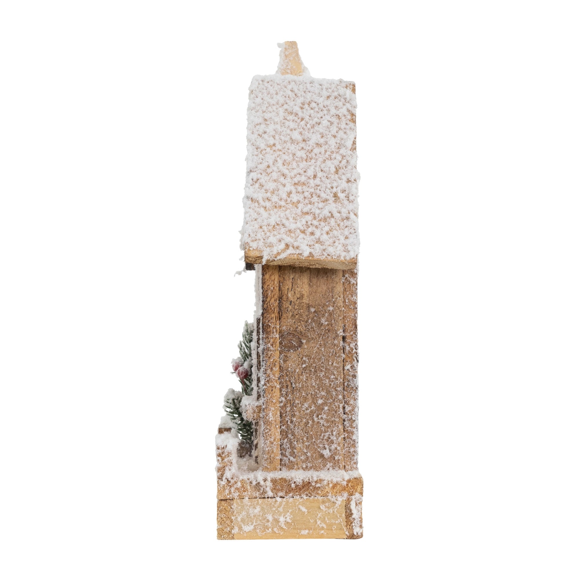 Seitenansicht eines Holzhauses mit Schnee auf dem Dach.