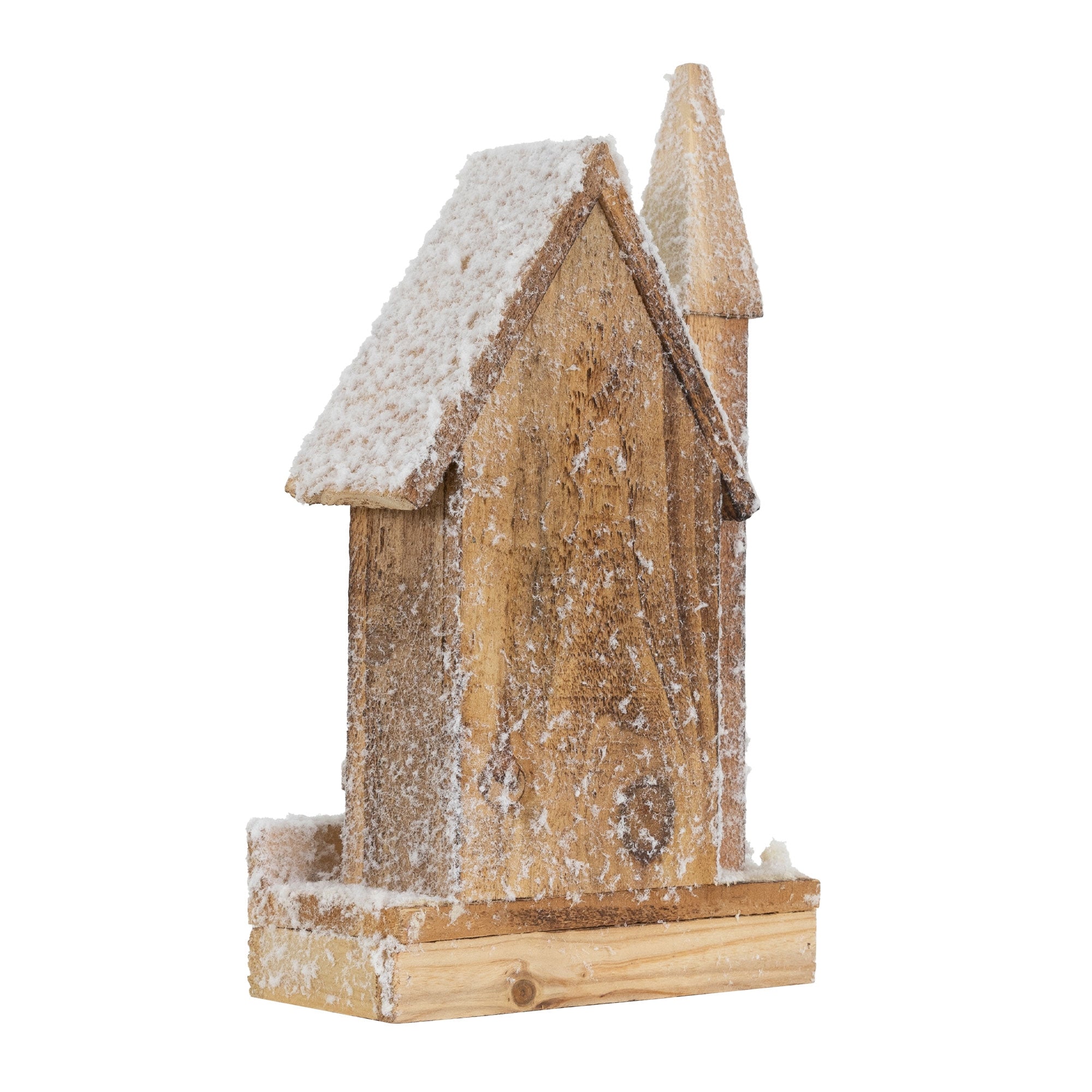 Holzhaus mit schneebedecktem Dach und einem kleinen Turm.