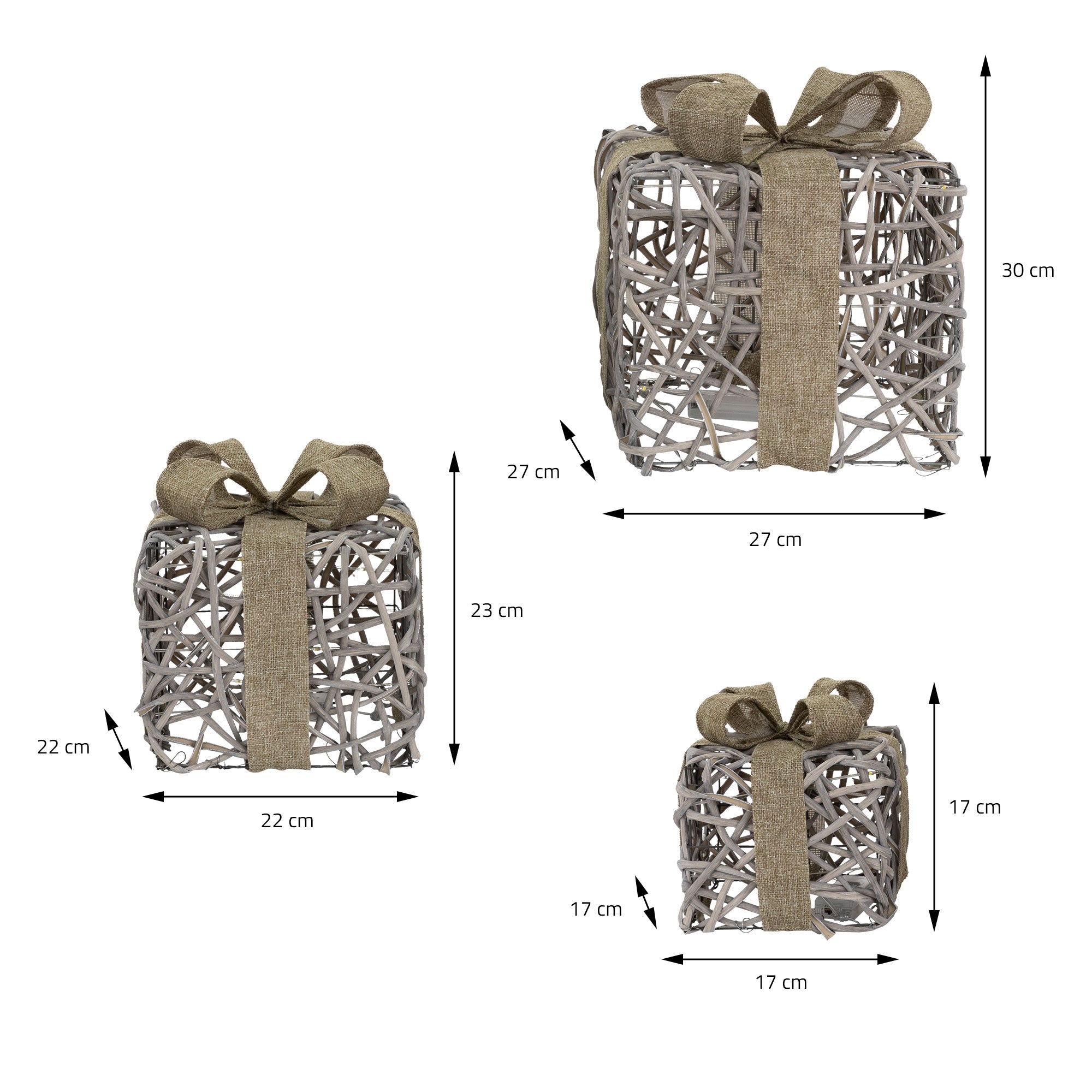 Drei Geschenke aus Rattan in verschiedenen Größen mit Schleifen und Maßen.