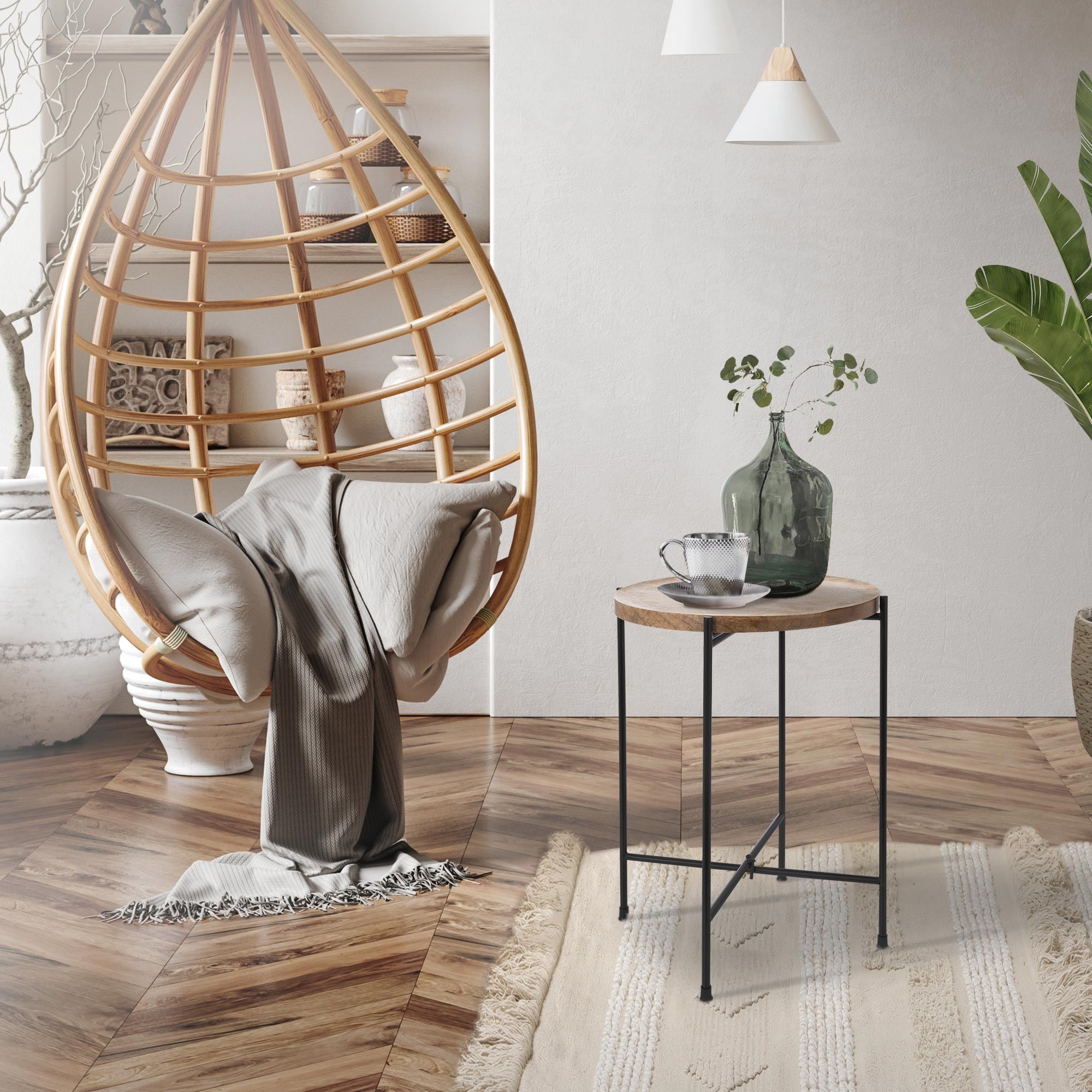 Sedia a dondolo in legno con lampada a soffitto e decorazione.
