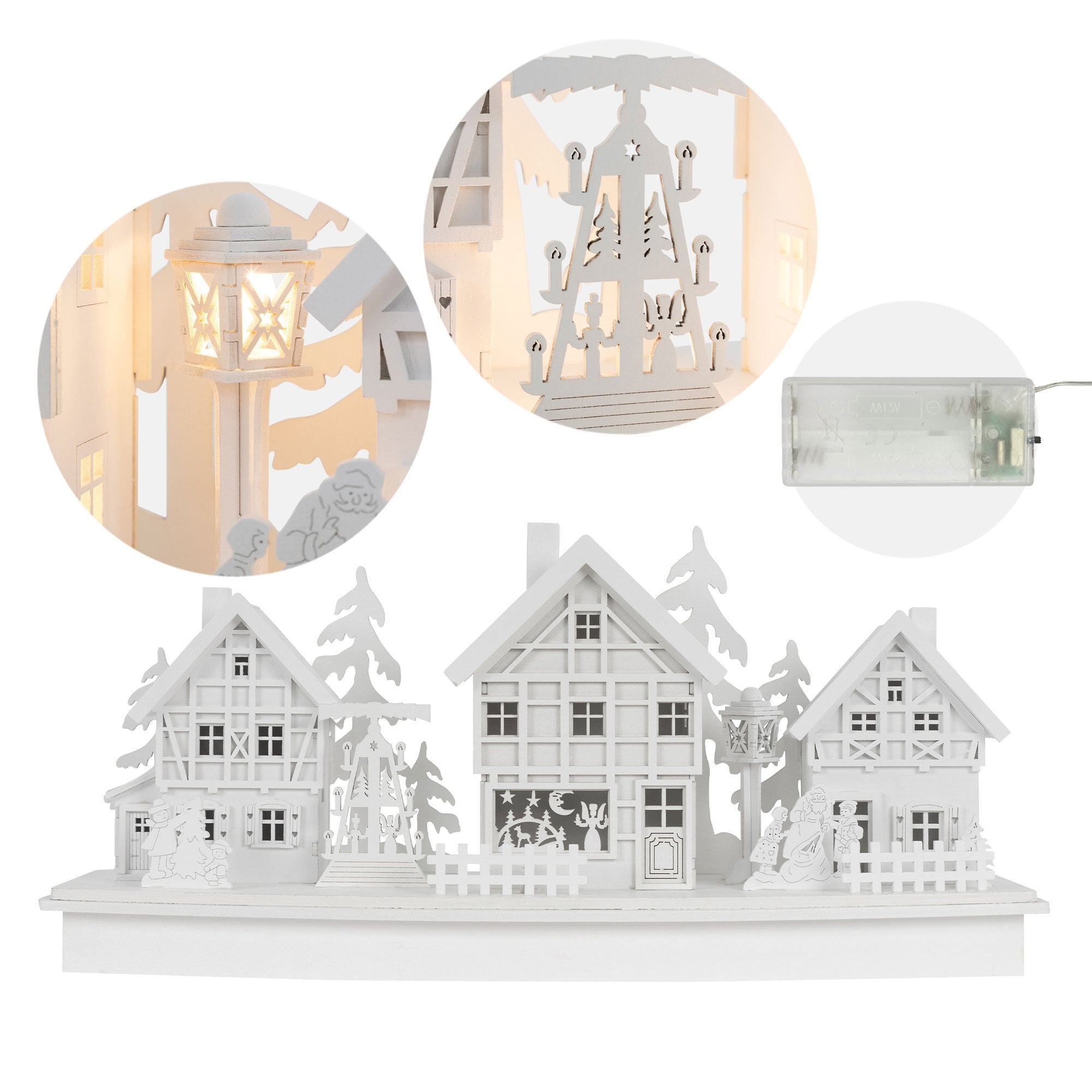 Decoratieve witte huizen met bomen en lantaarn, van binnen verlicht.