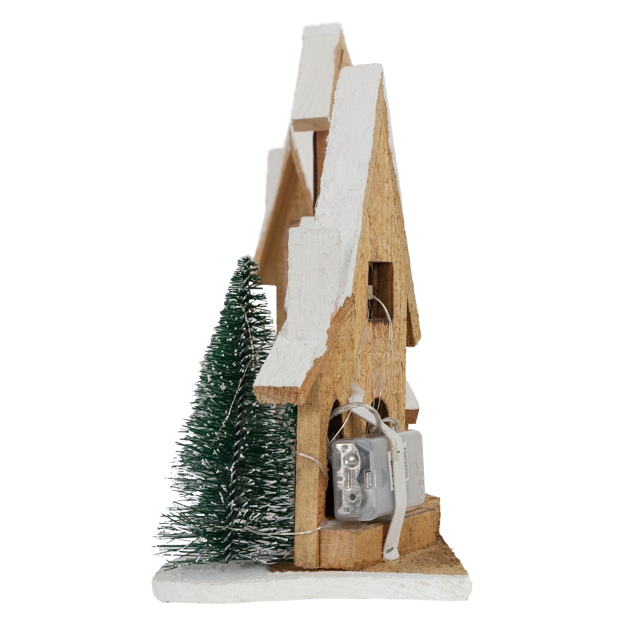 Seitenansicht eines Holzhauses mit Tannenbaum und einer Batteriebox.