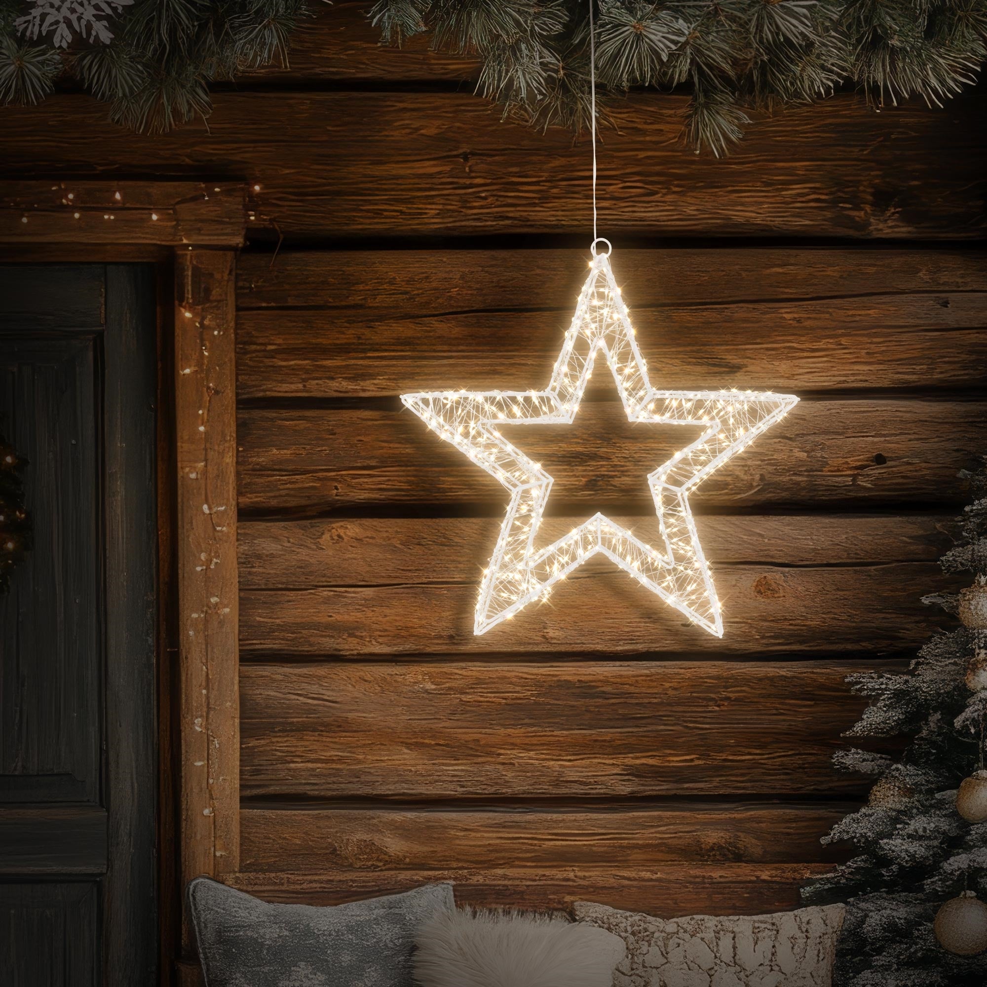 Étoile lumineuse en fil de fer suspendue devant un revêtement en bois.