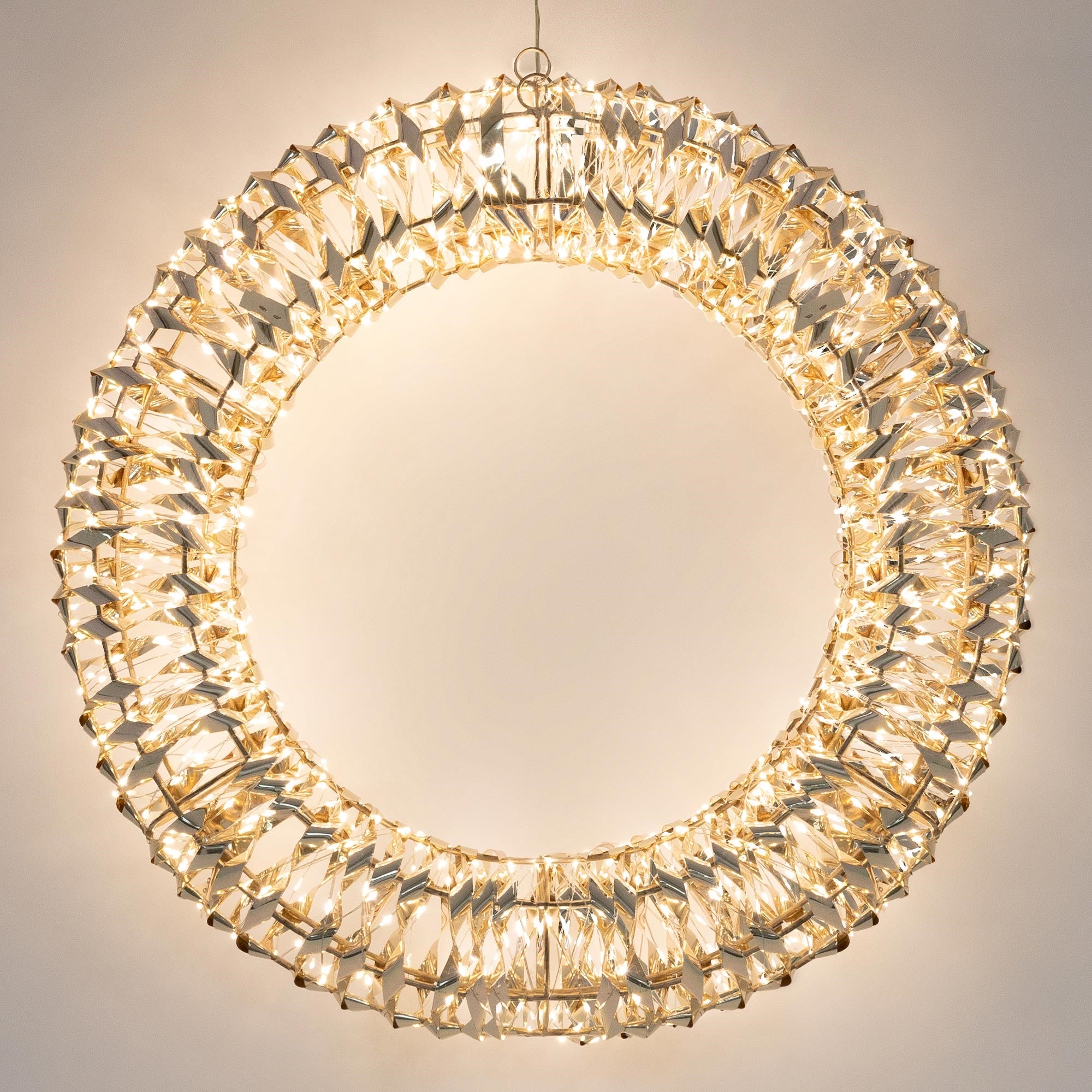 Rund, lysende loftlampe med transparente elementer.
