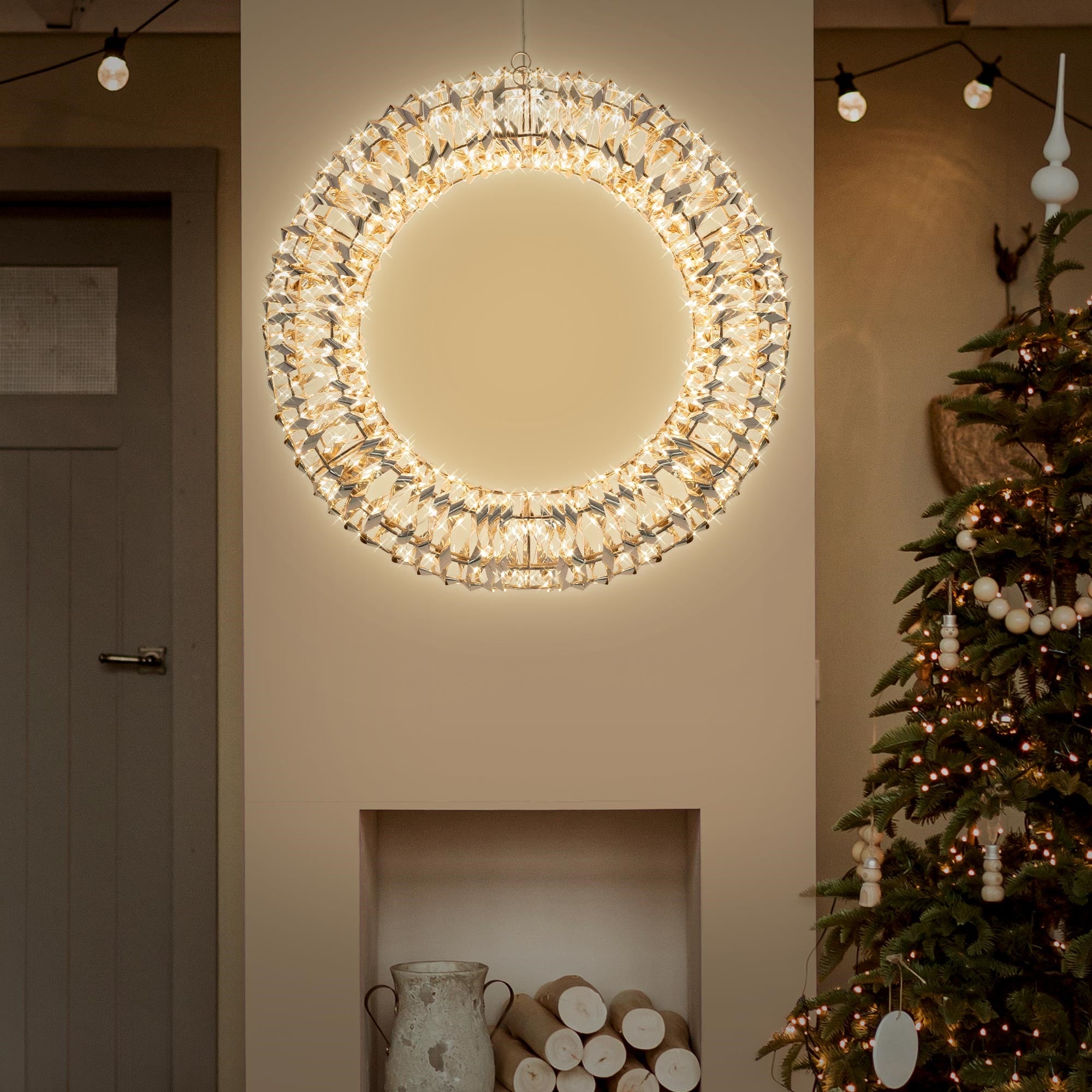 Ronde plafondlamp in een kamer, versierd met een kerstboom.