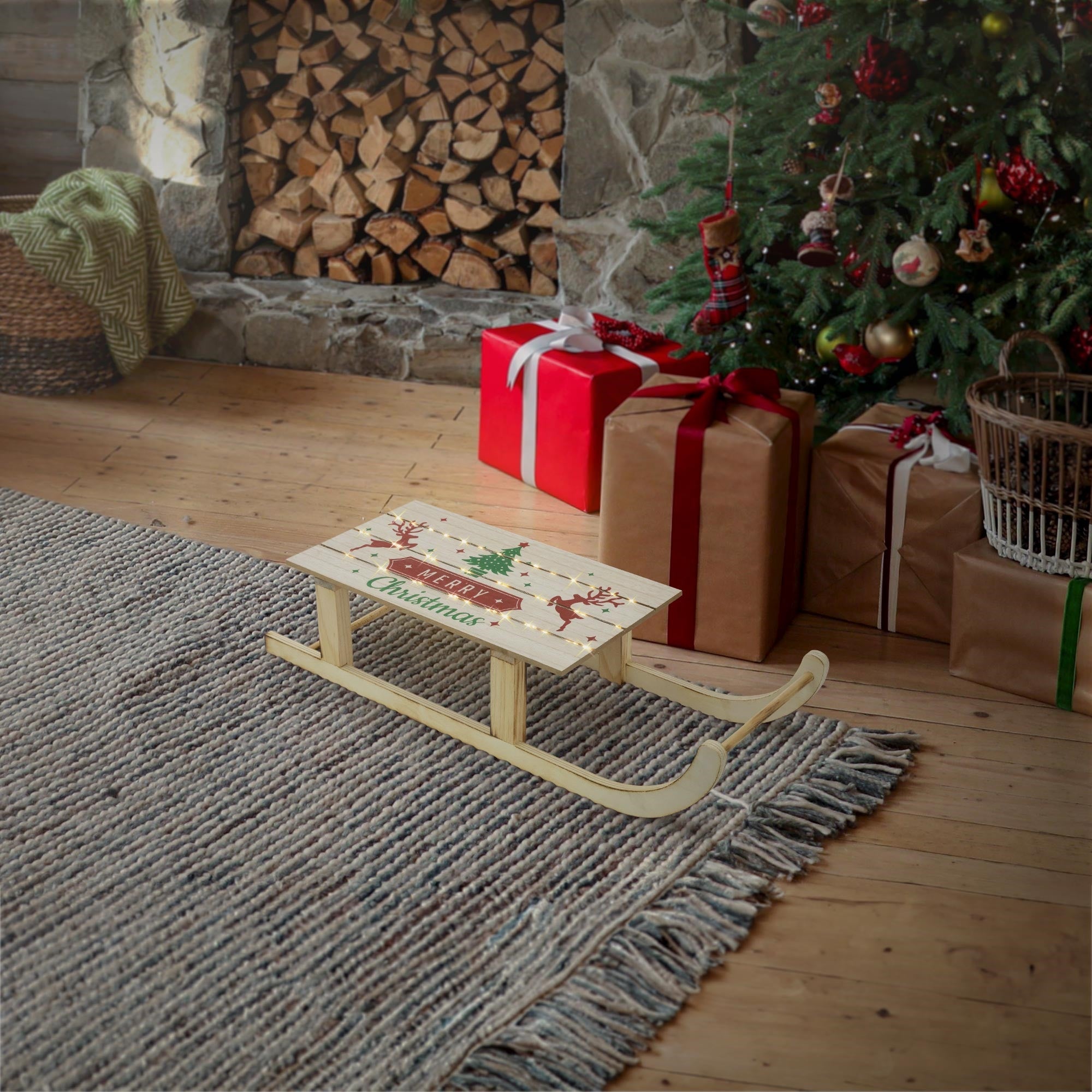 Holzschlitten vor einem Weihnachtsbaum und Geschenken in einem gemütlichen Raum.