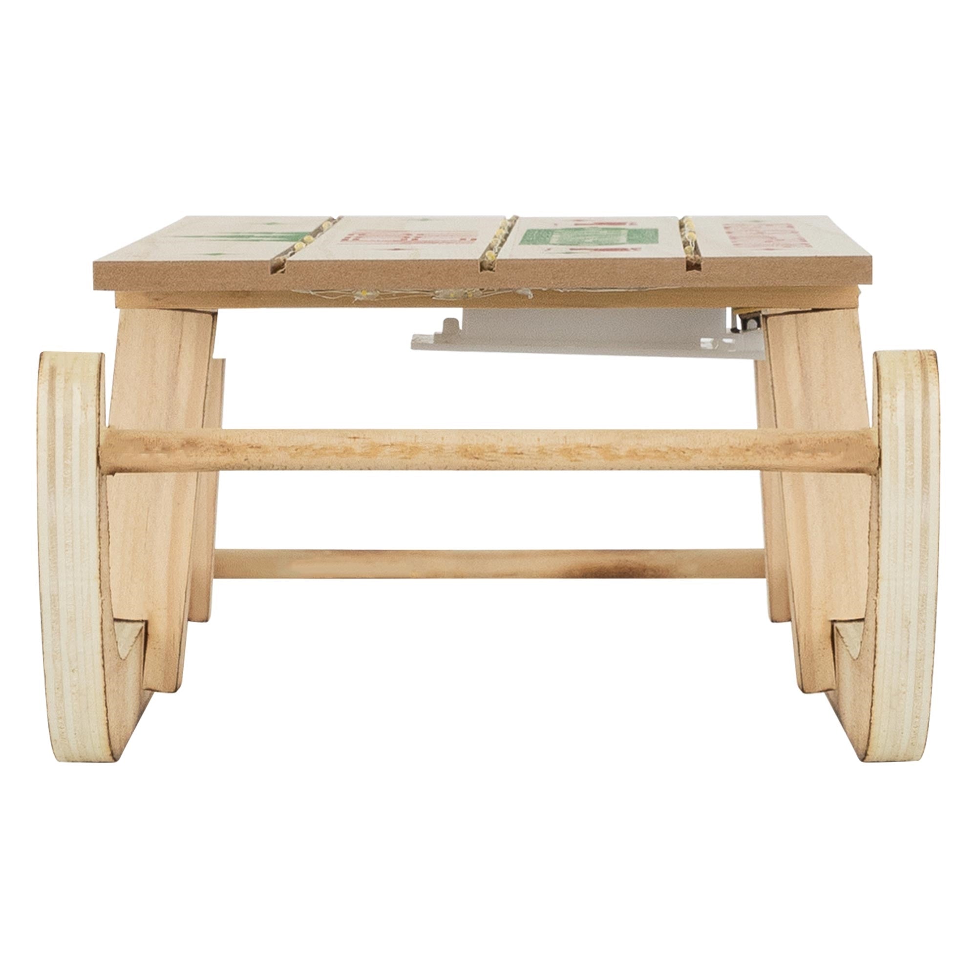 Seitenansicht eines Holzschlittens auf einer weißen Fläche.