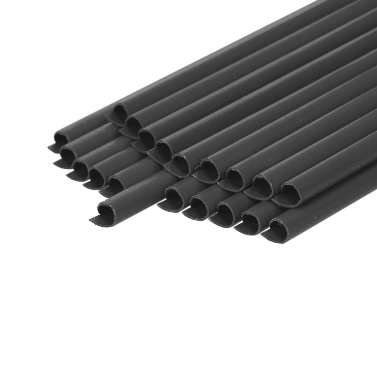 Tubi in PVC neri disposti affiancati.