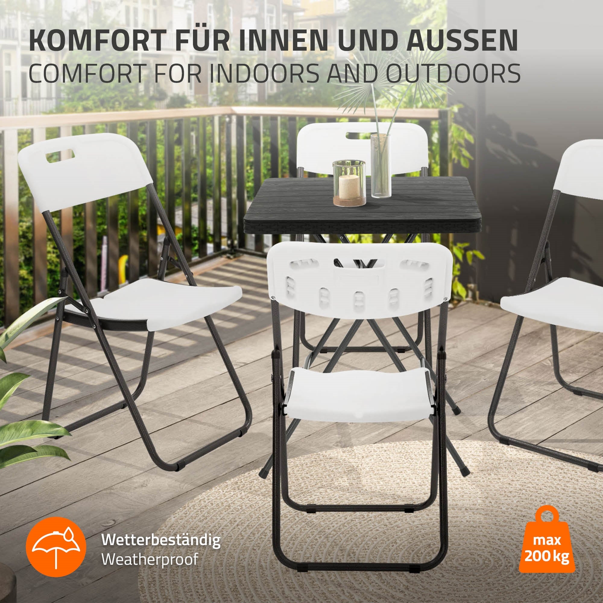 Weißer Klappstuhl, geeignet für Innen- und Außenbereich, am Tisch.