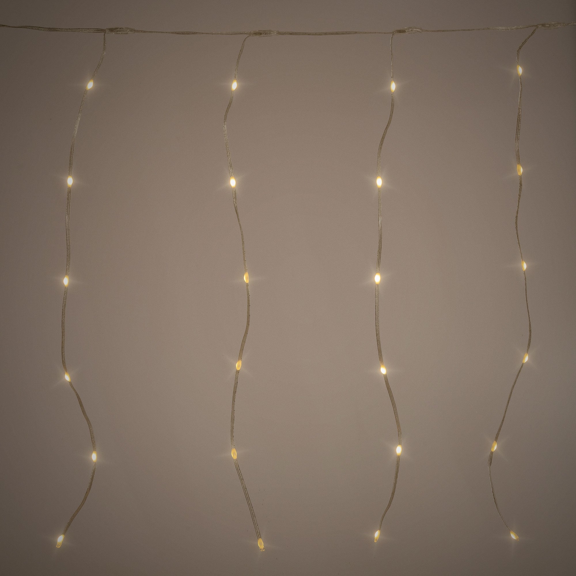 Světelný řetěz s několika svítícími LED diodami na průhledném kabelu.