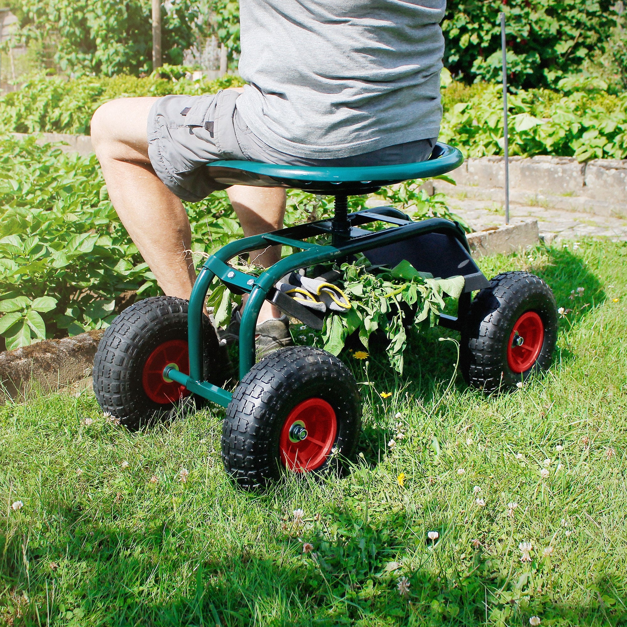 Person sitzt auf einem Rollstuhl im Garten, umgeben von Pflanzen.