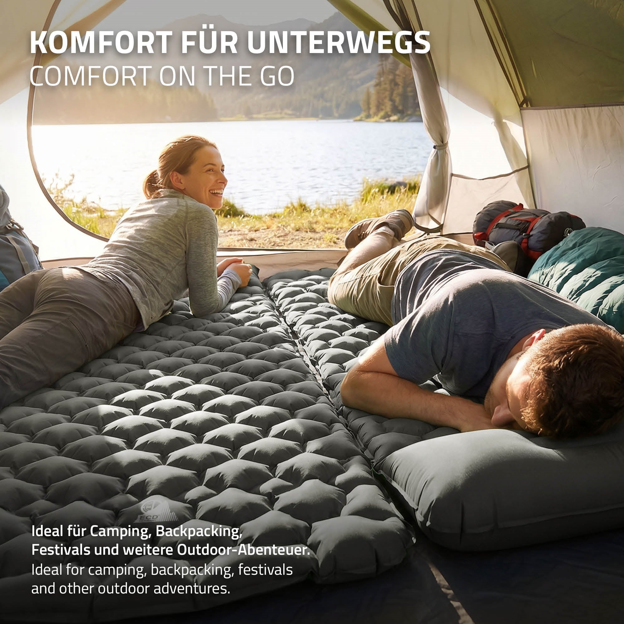 Zwei Personen auf einer Luftmatratze im Freien.