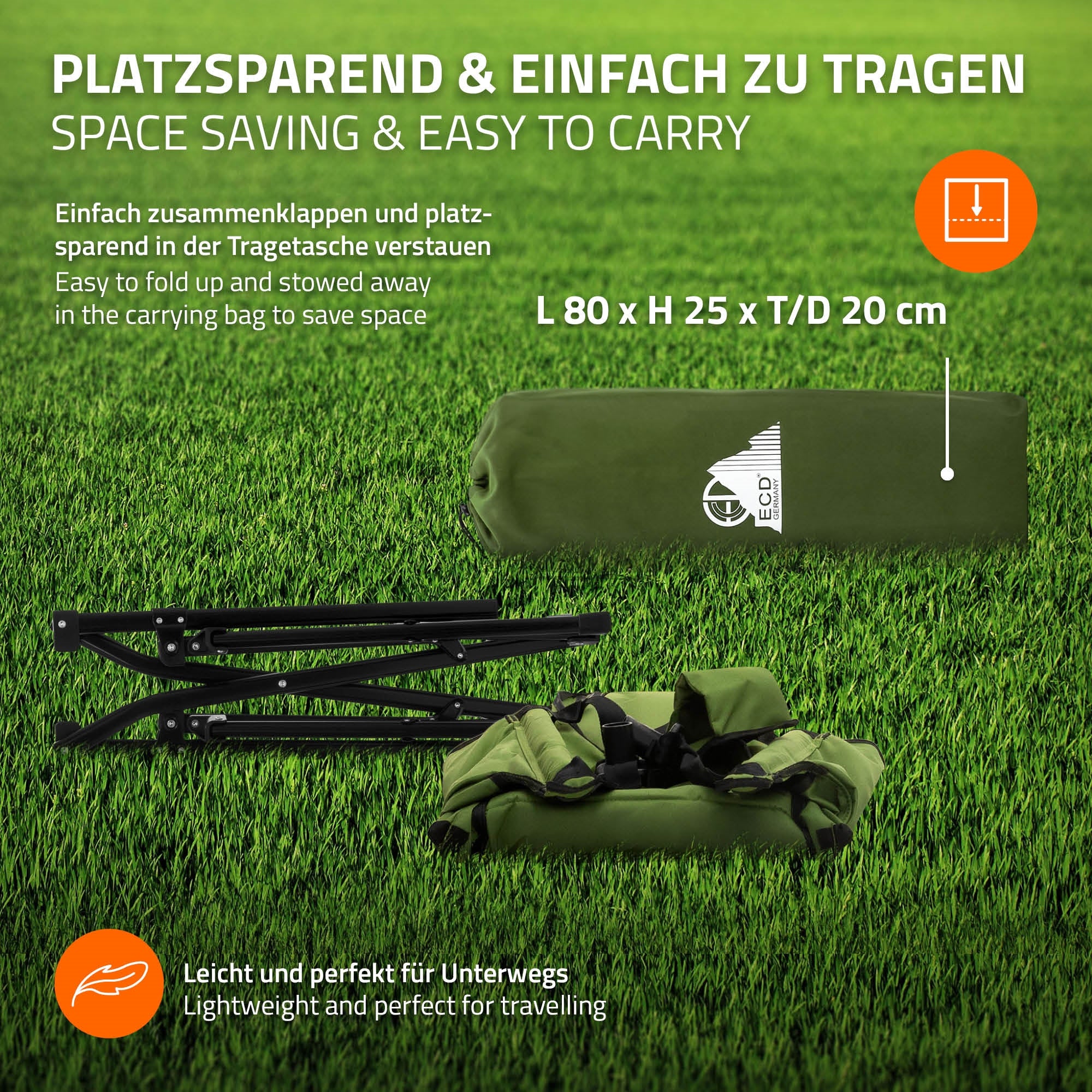 Zusammengefalteter Campingstuhl in einer Tragetasche auf Gras.