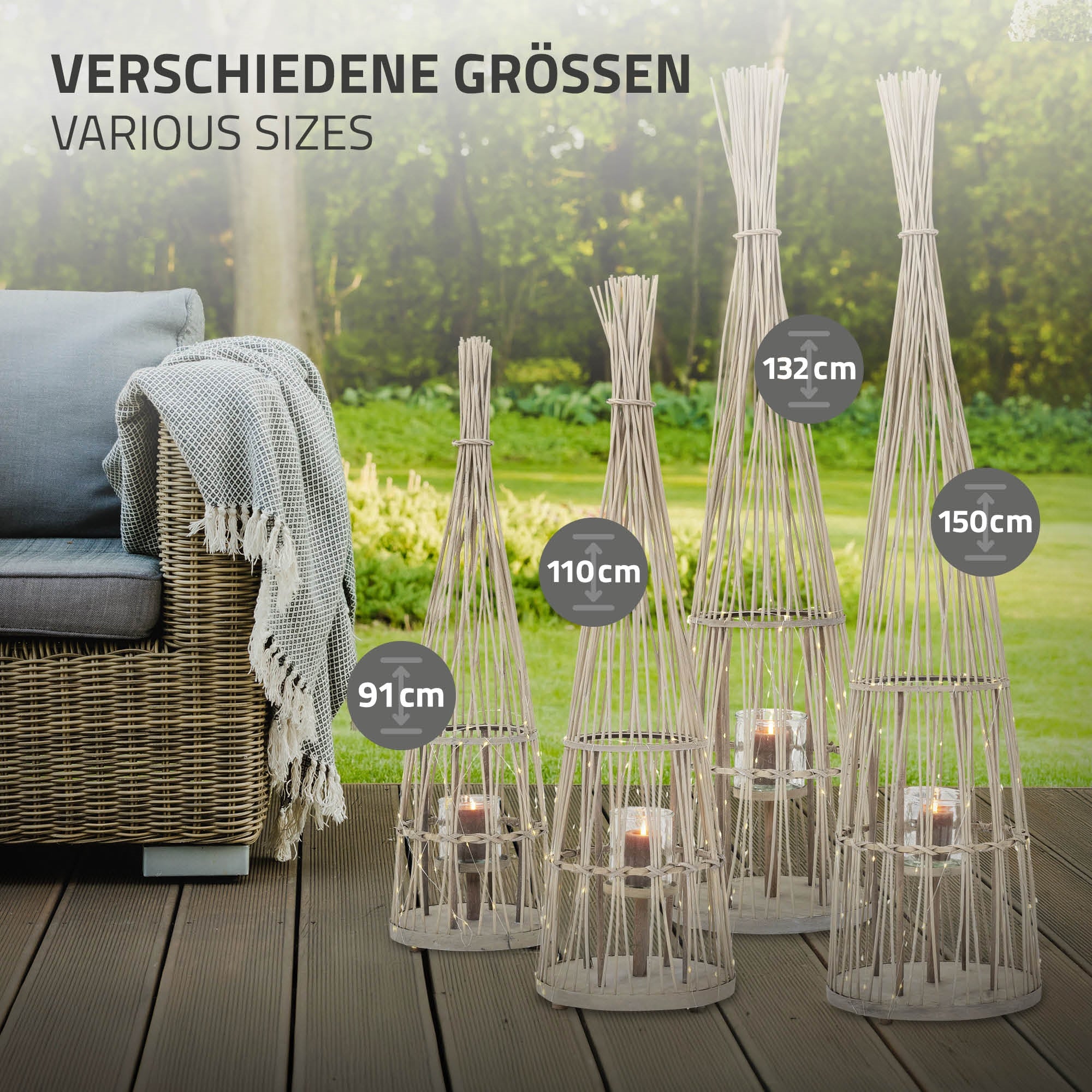 Vier dekorative Laternen in verschiedenen Größen mit Kerzen, auf einer Terrasse.