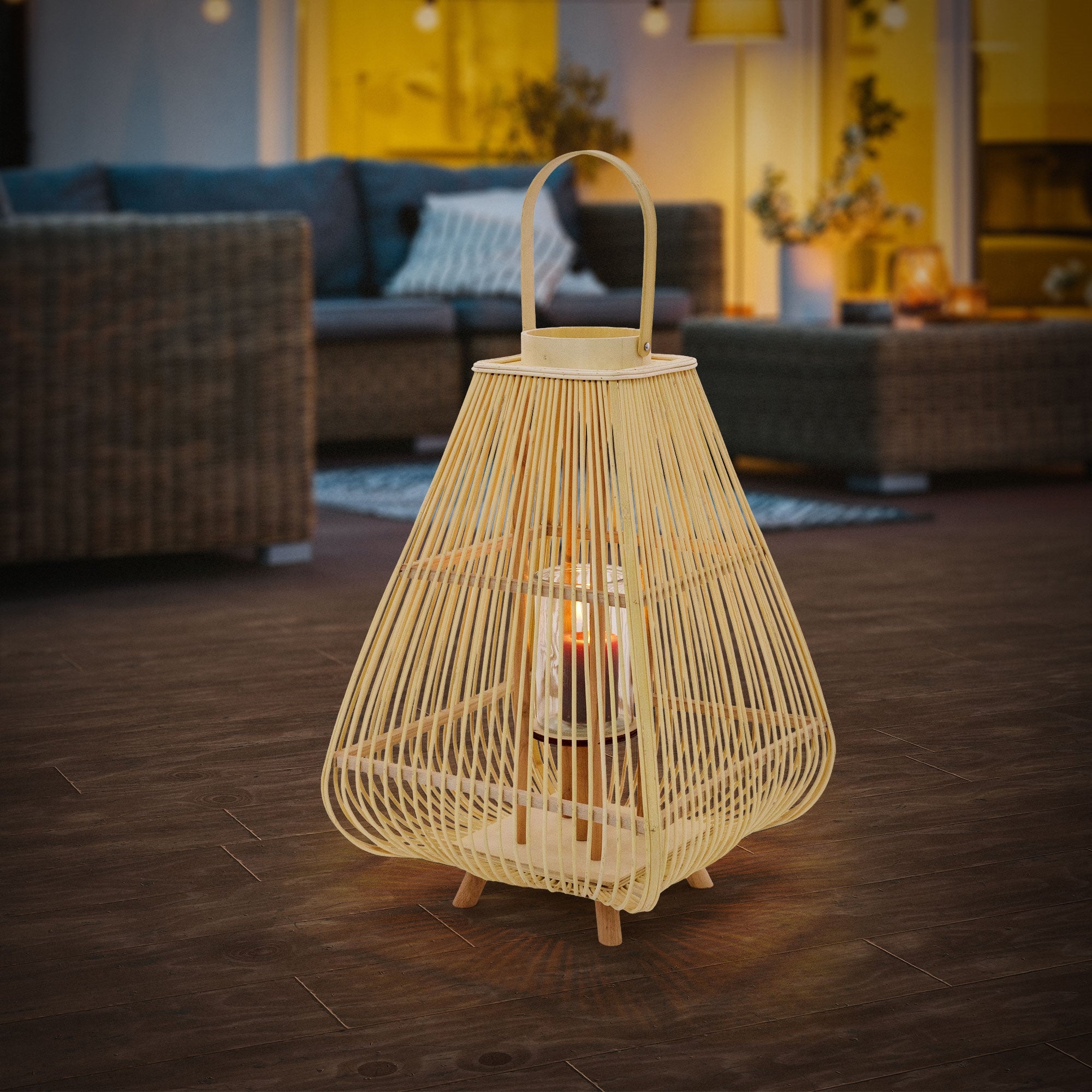 Eine Laterne aus Rattan steht auf einem Boden, umgeben von Möbeln.