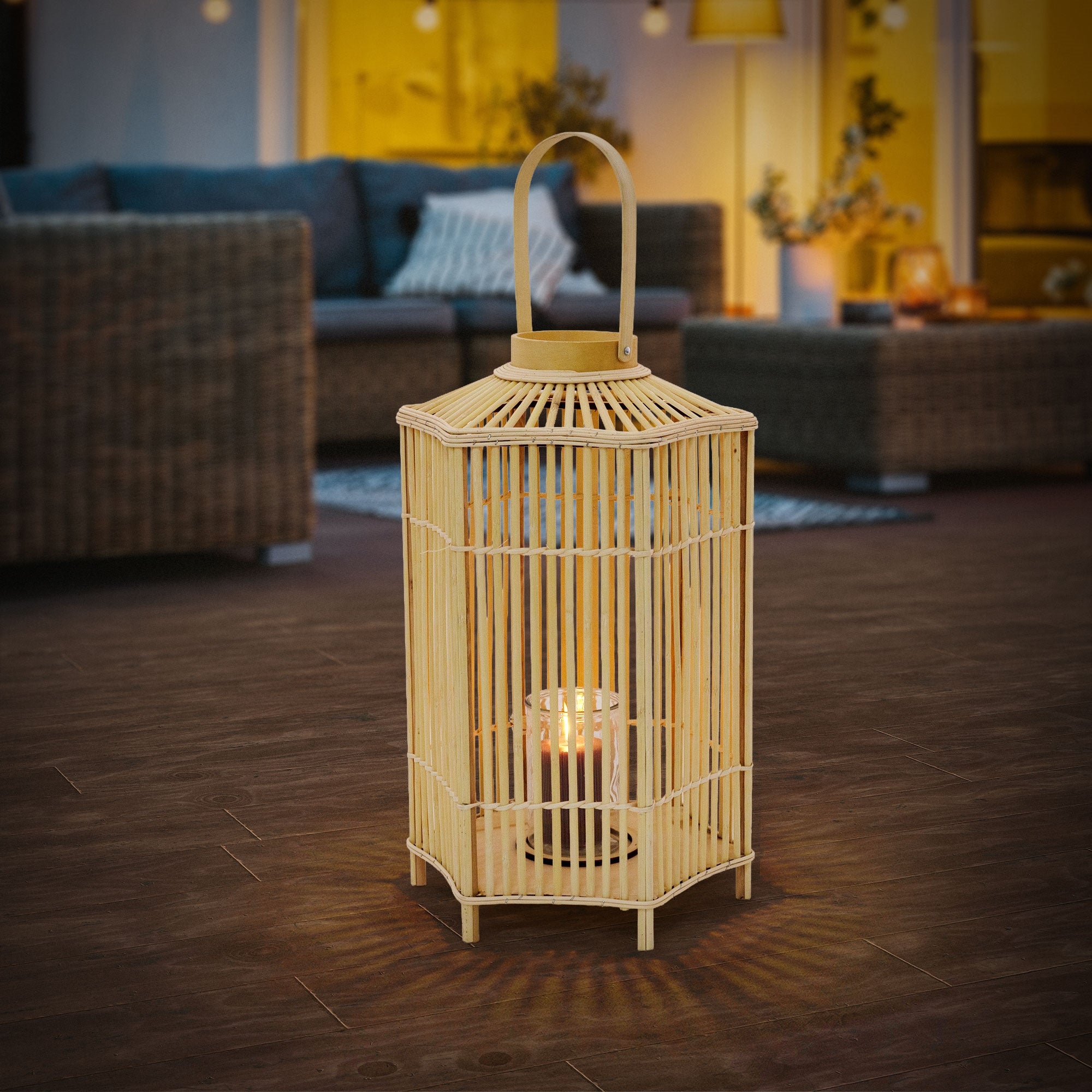 Linterna de bambú sobre una mesa en una habitación acogedora con luz cálida.