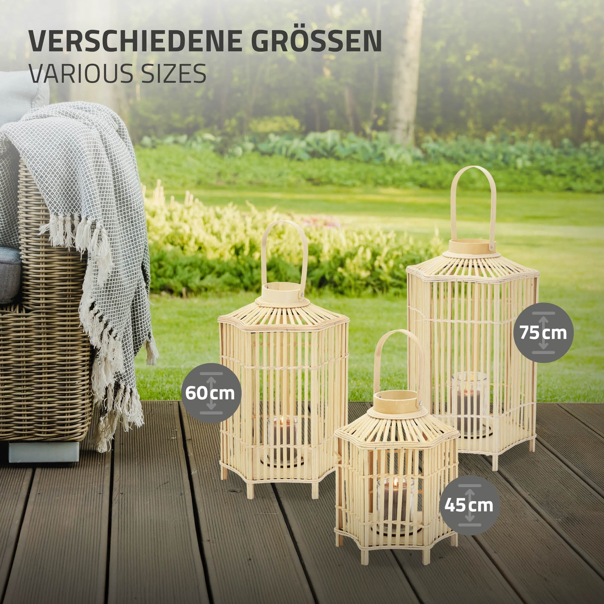 Drei Rattanlaternen in verschiedenen Größen im Garten.