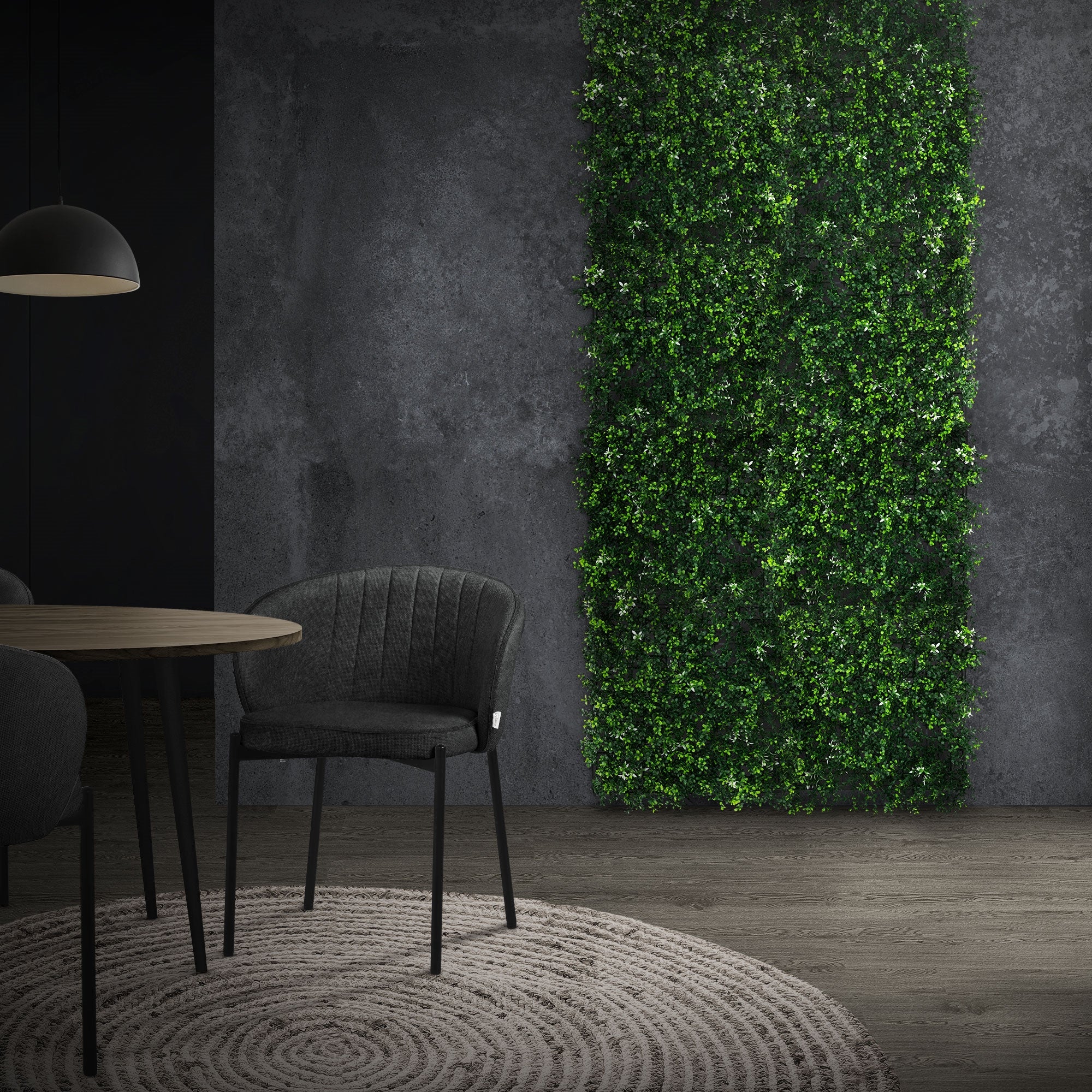 Espace sombre avec un haut mur de plantes et un tapis rond.
