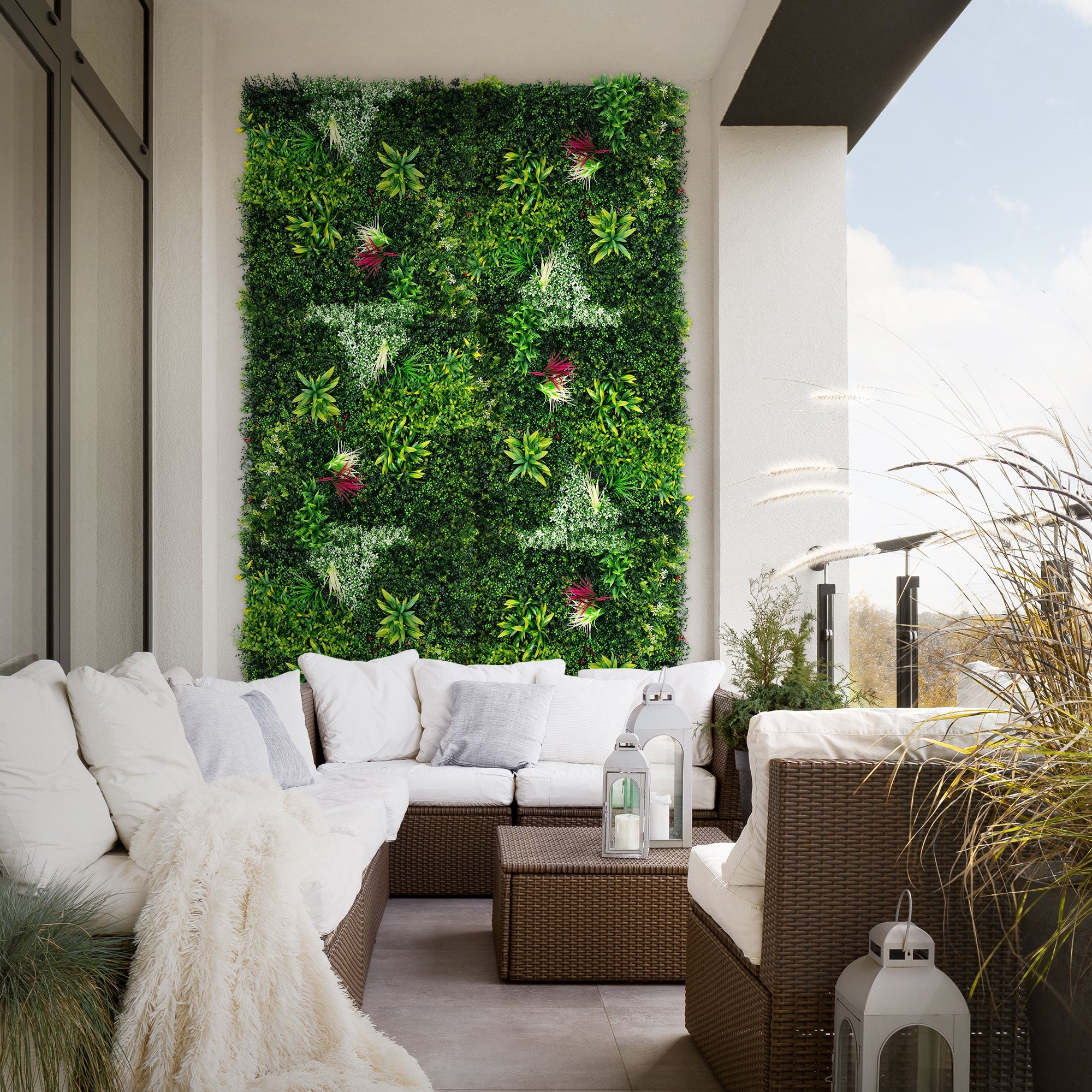 Balcon avec un grand mur de plantes et un coin salon confortable.