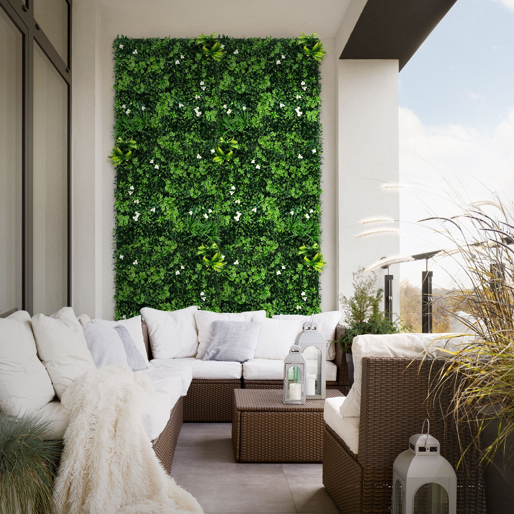 Espace de détente avec décoration murale verte en plantes, balcon avec meubles.
