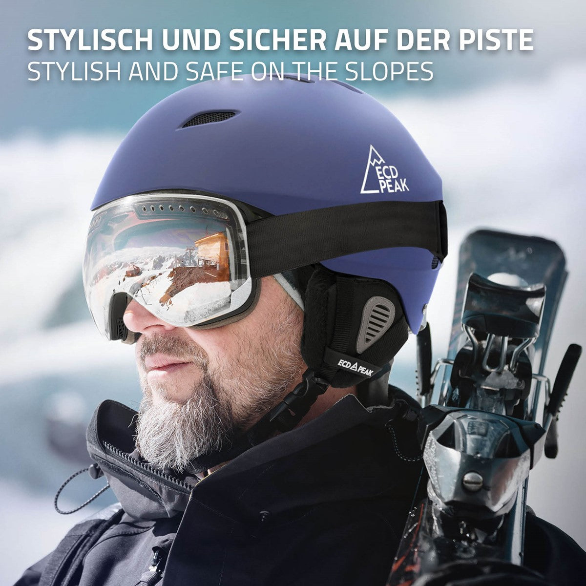 Mann mit blauem Skihelm und Skibrille auf der Piste, im Hintergrund Schnee und Berge.