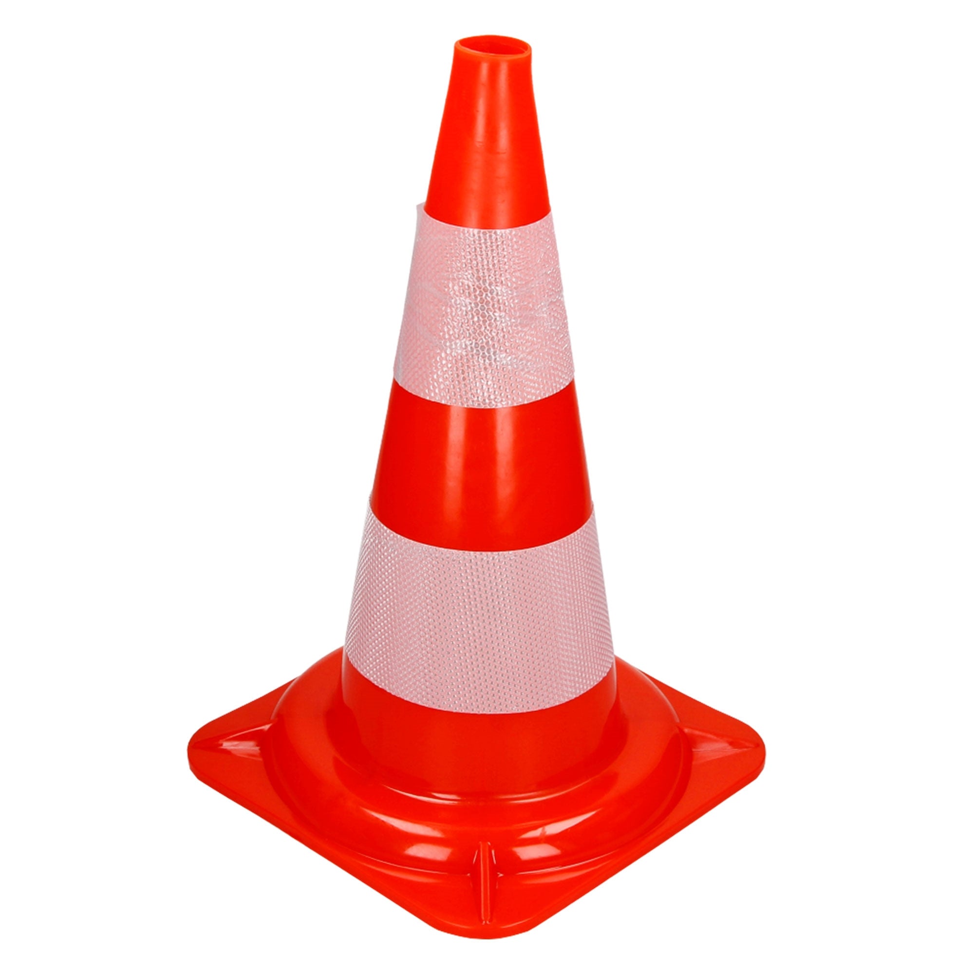 Un seul cône de circulation orange avec des bandes blanches.
