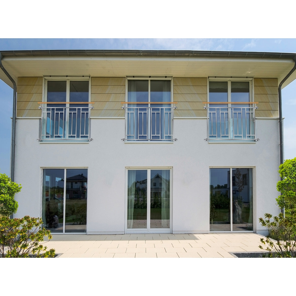 Fassade eines Hauses mit mehreren Fenstern und Balkonen.
