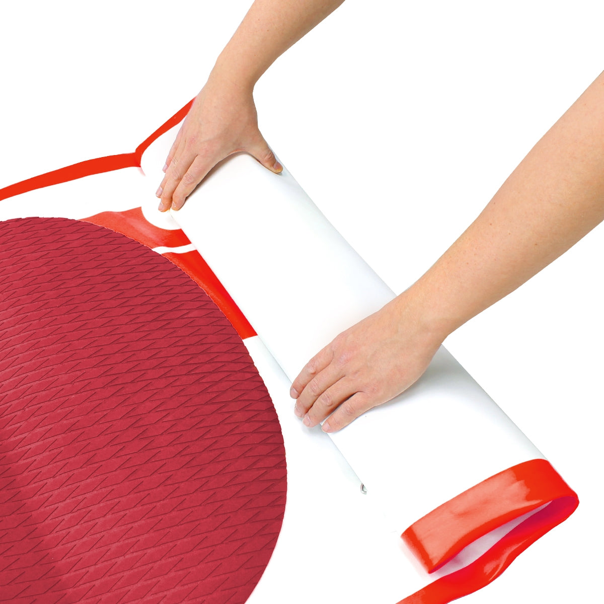 Persona enrollando una tabla de Stand-Up-Paddle.