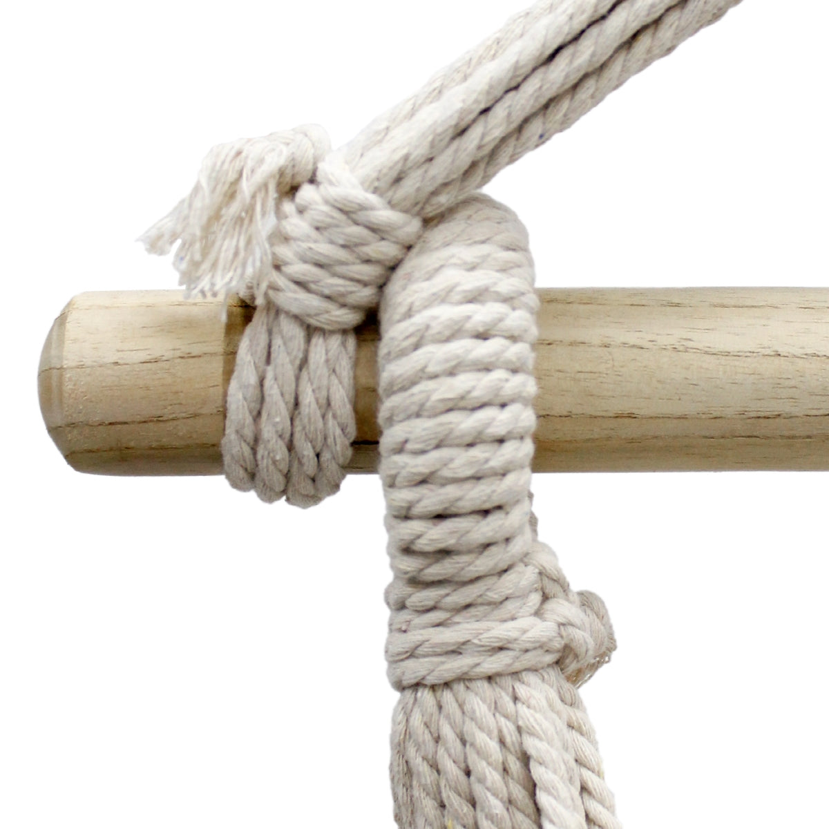Ein Knoten aus hellem Seil um einen Holzpfosten gewickelt.