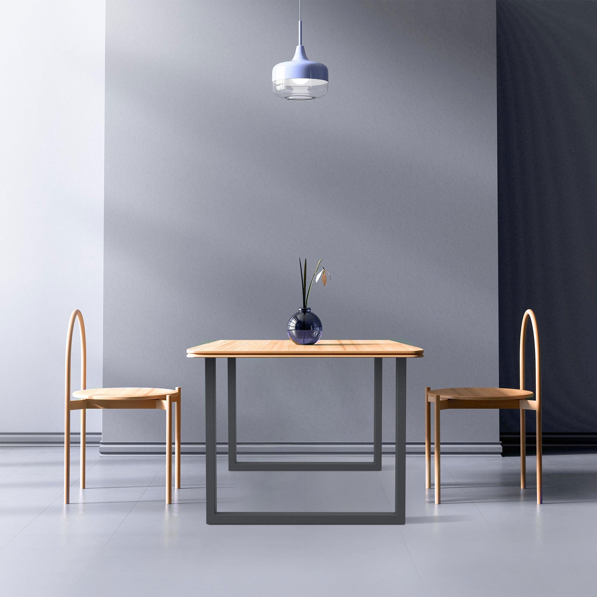 Een tafel met twee stoelen in een moderne ruimte.