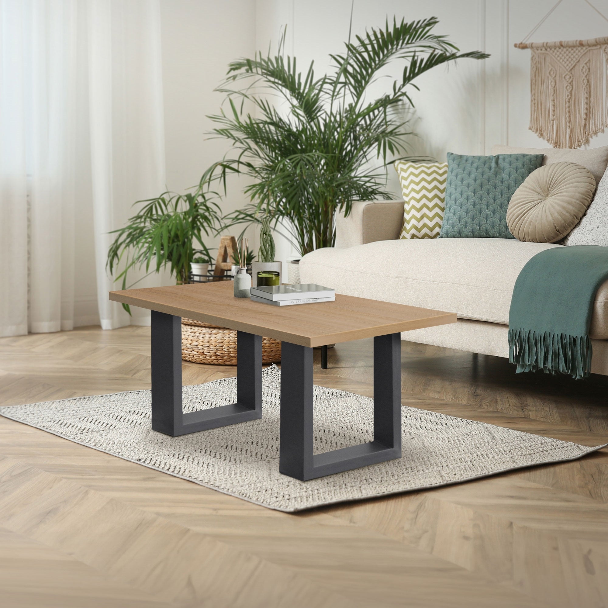 Moderner Wohnraum mit einem Tisch, Sofa und Pflanzen im Hintergrund.