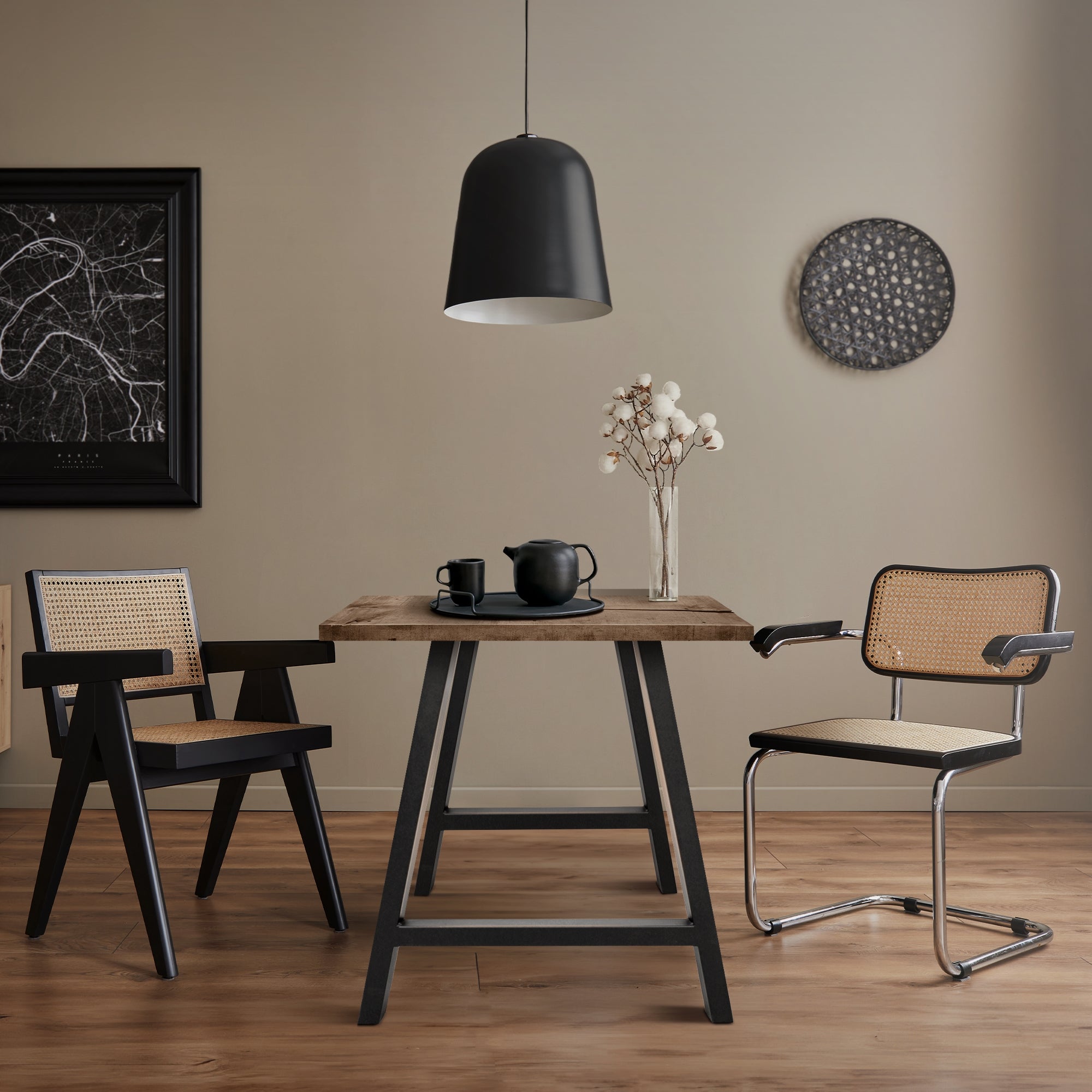 Une table moderne avec un abat-jour noir et de la vaisselle sur le plateau.