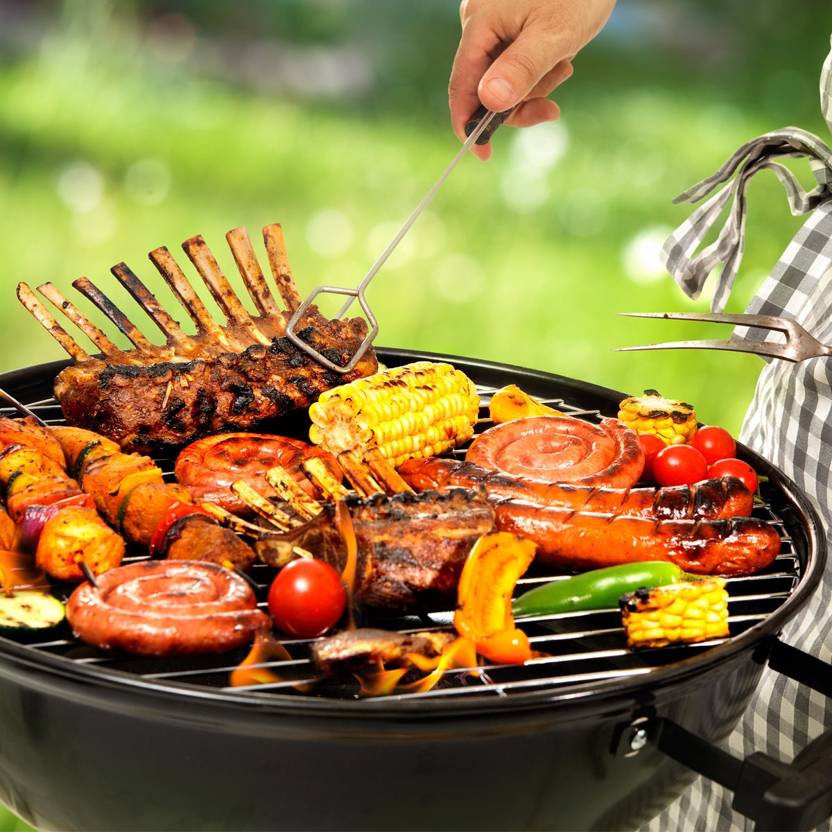 Grill met verschillende vleessoorten en groenten in de open lucht.