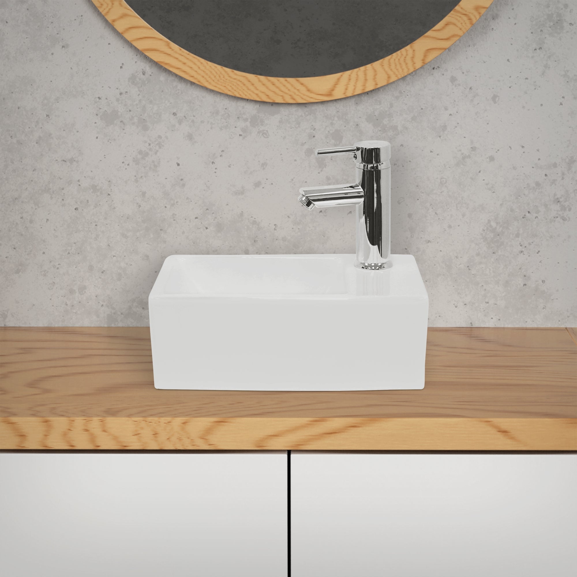 Weiße, quadratische Waschschüssel auf einem Holzregal mit Wasserhahn.