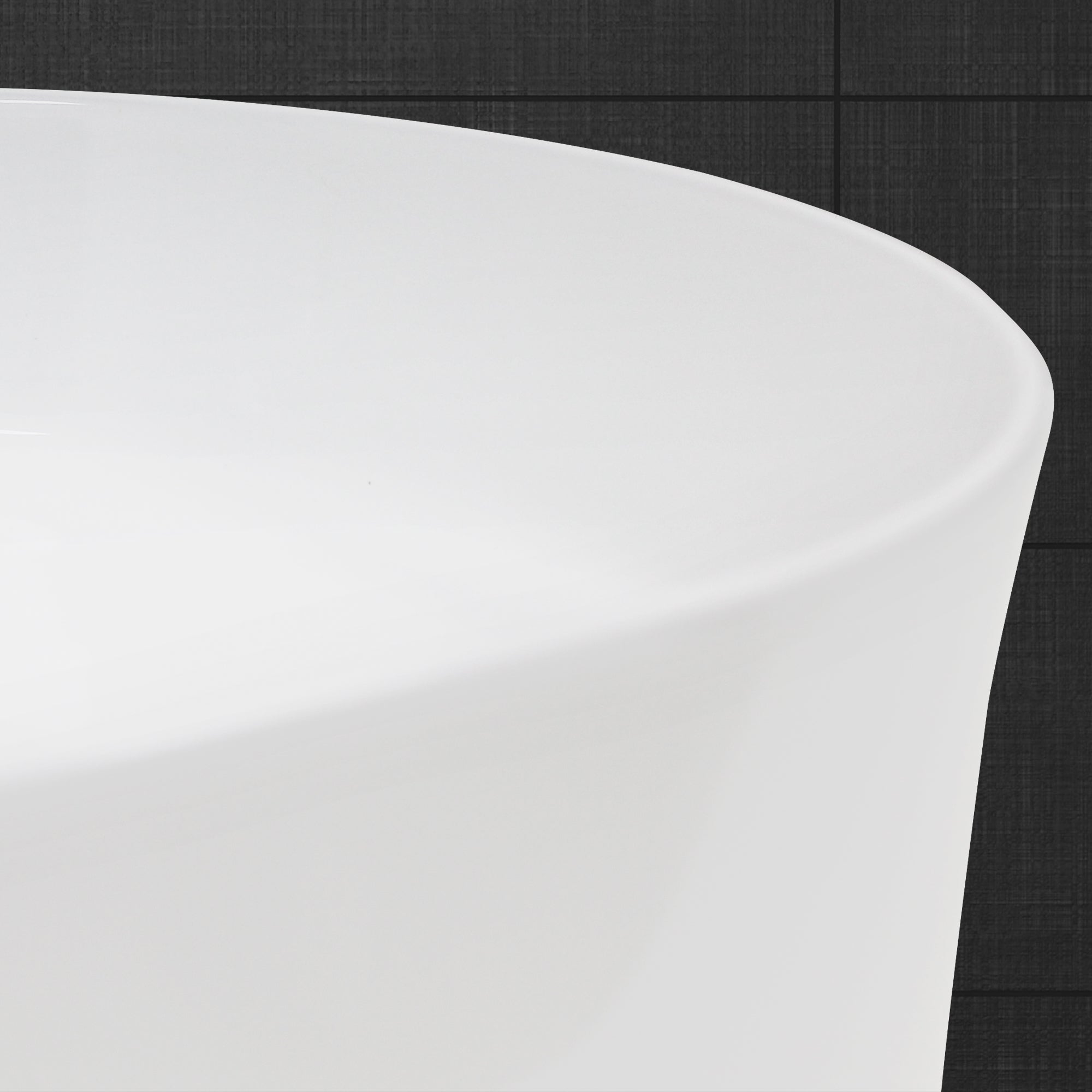 Nahaufnahme einer weißen Badewanne auf dunklem Hintergrund.