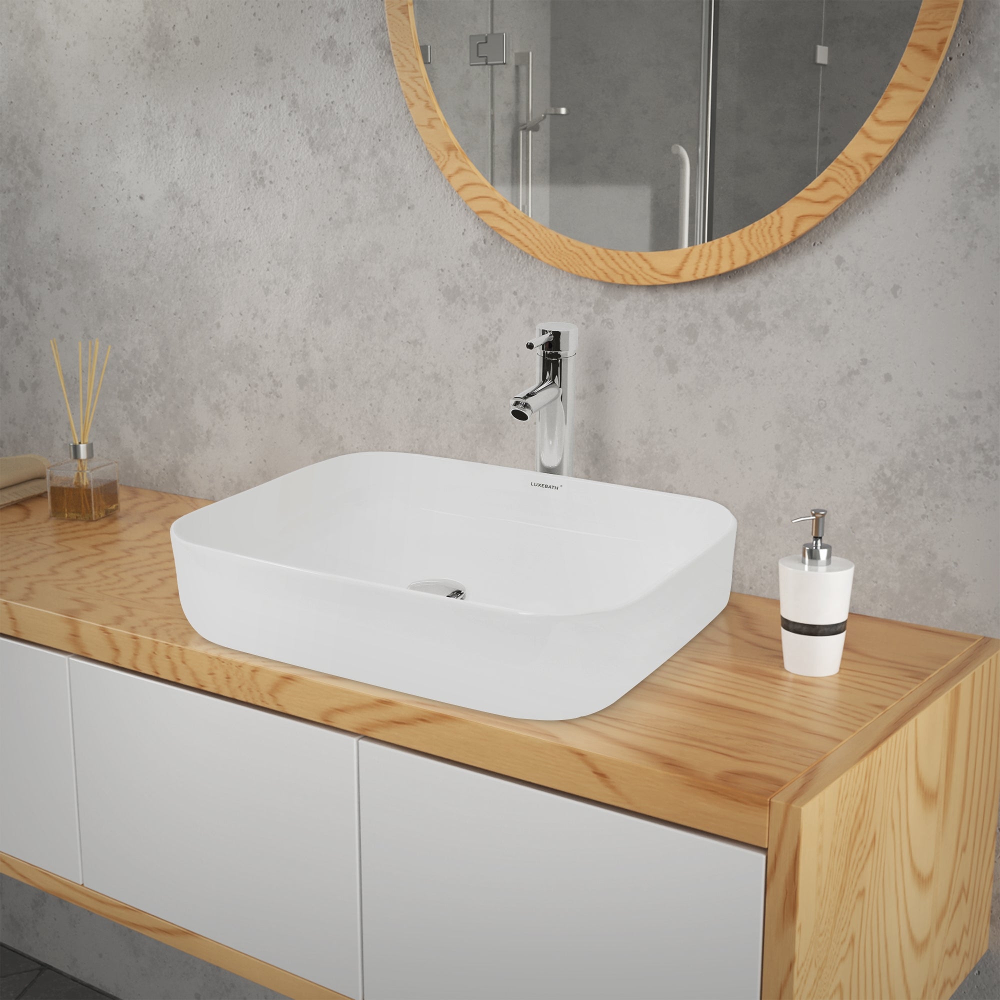 Lavabo su una mensola di legno con specchio rotondo ed elementi da bagno.