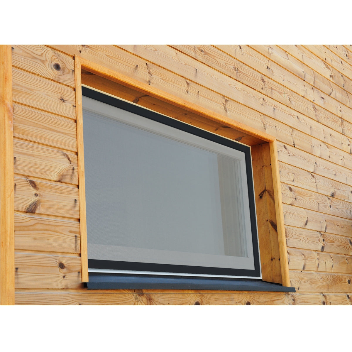 Ventana con mosquitera en un marco de madera.