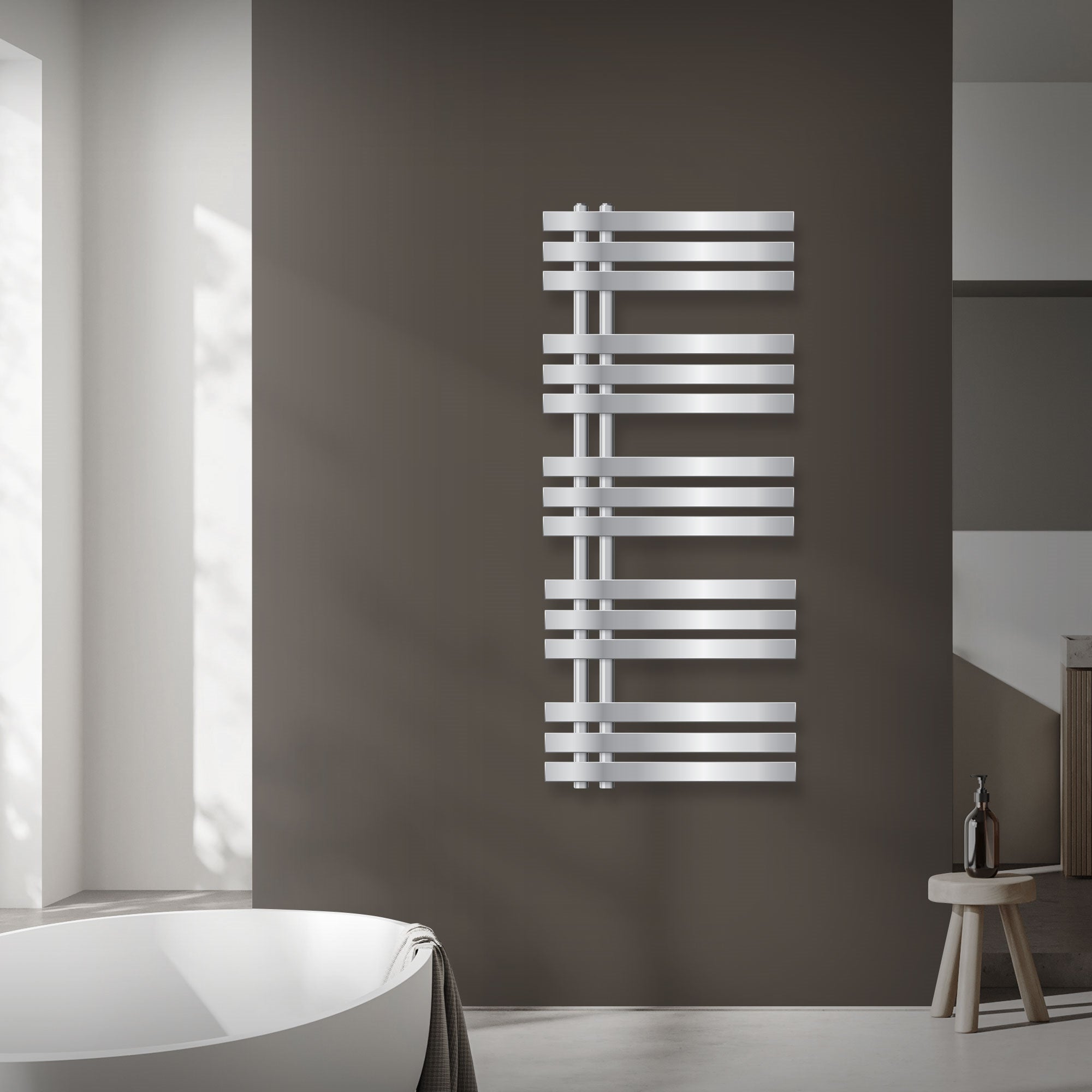 Un radiateur porte-serviettes moderne en chrome sur un mur clair.