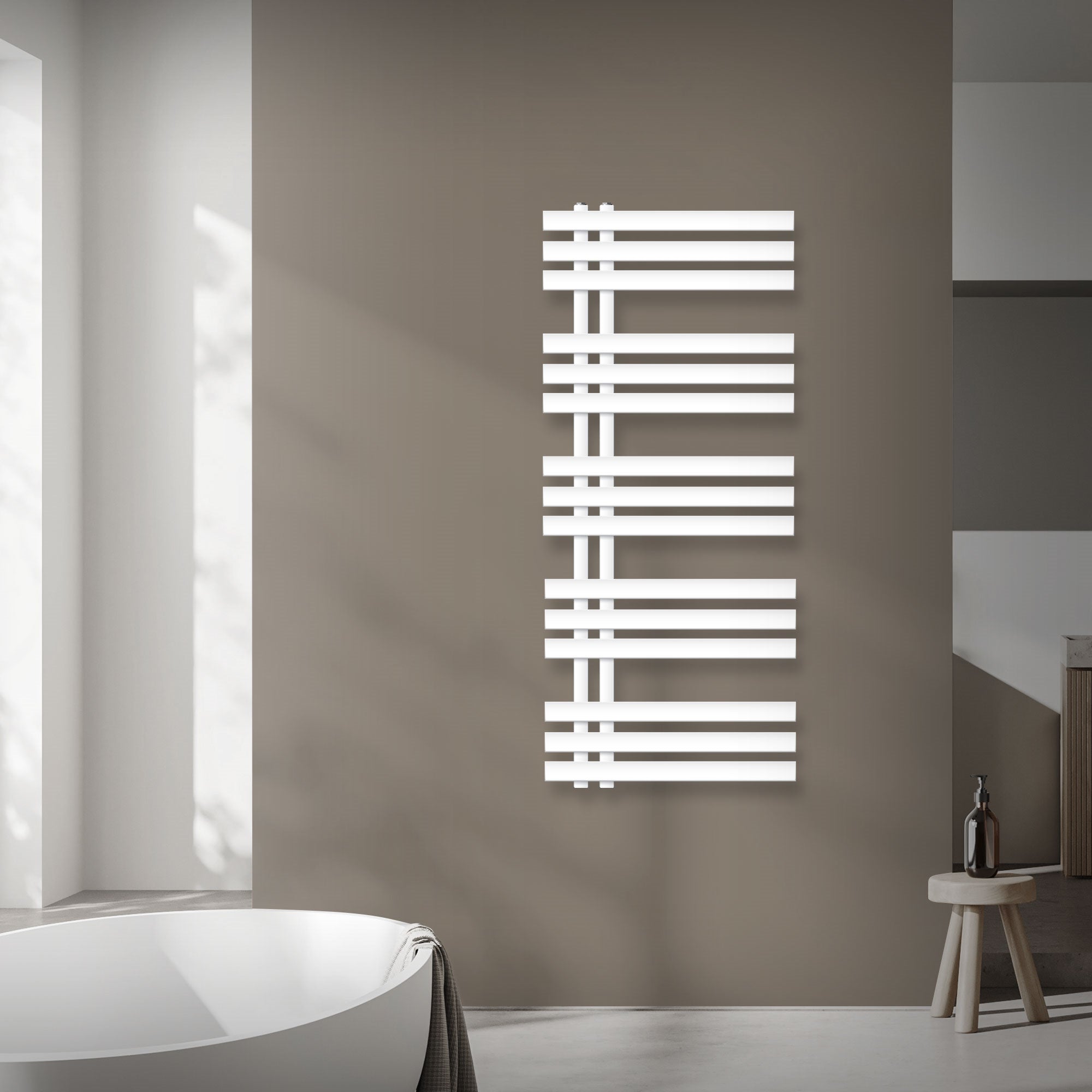 Radiateur porte-serviettes blanc avec raccord mural dans une salle de bain.