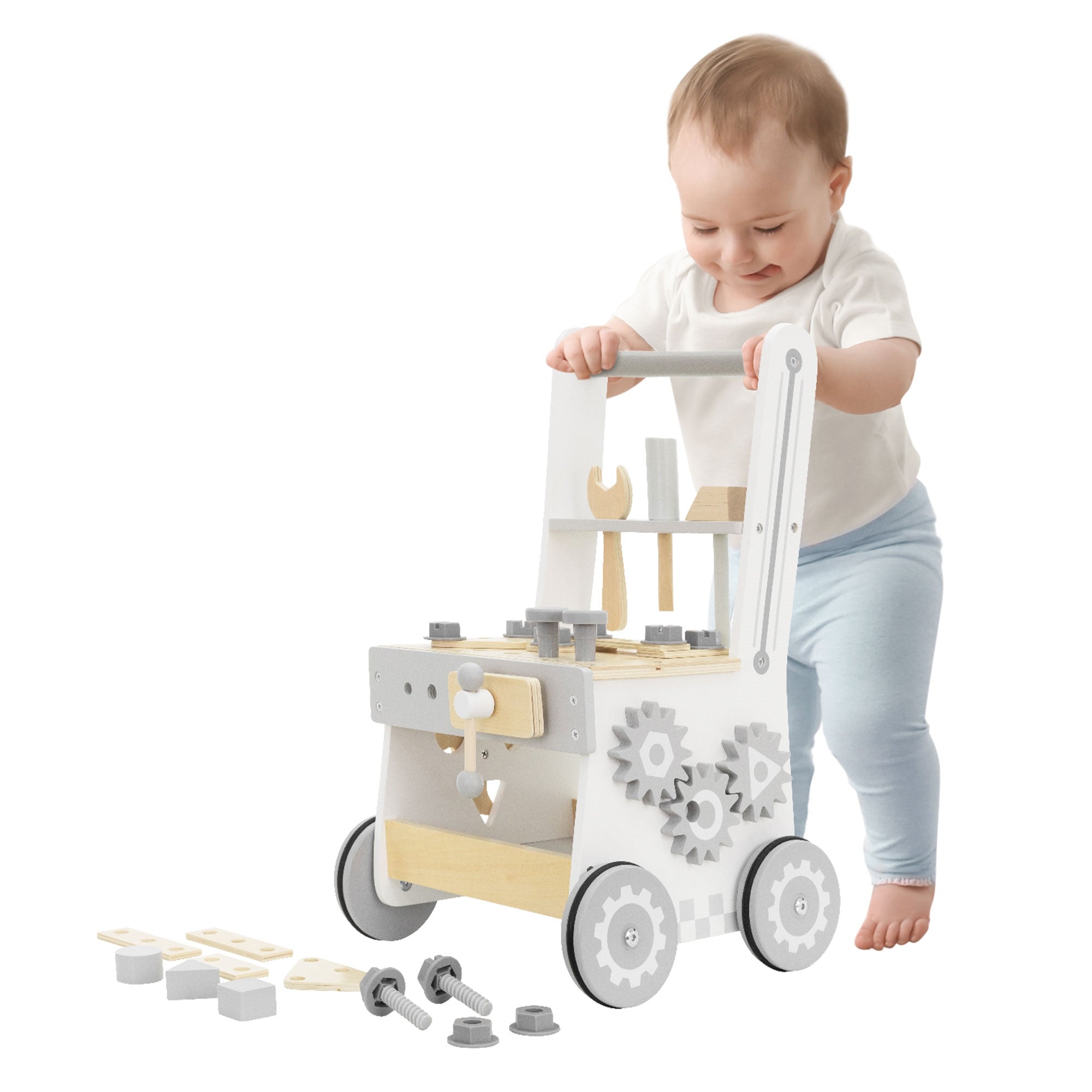 Un tout-petit joue avec un chariot en bois et des blocs de construction.