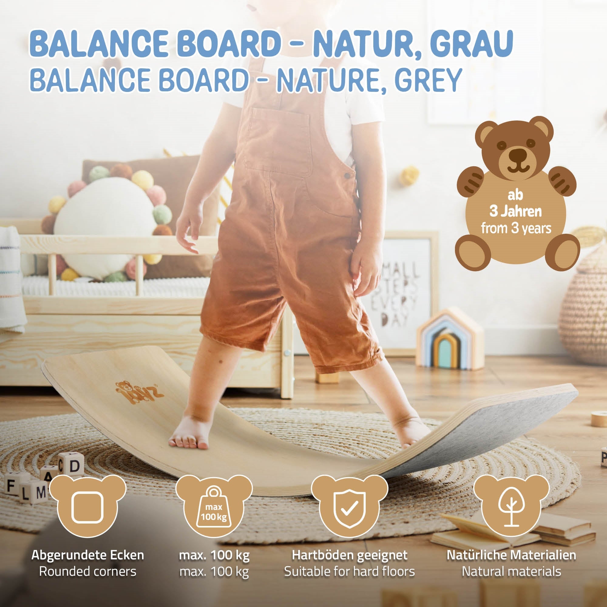 Un niño está de pie sobre una tabla de equilibrio en gris con esquinas redondeadas.