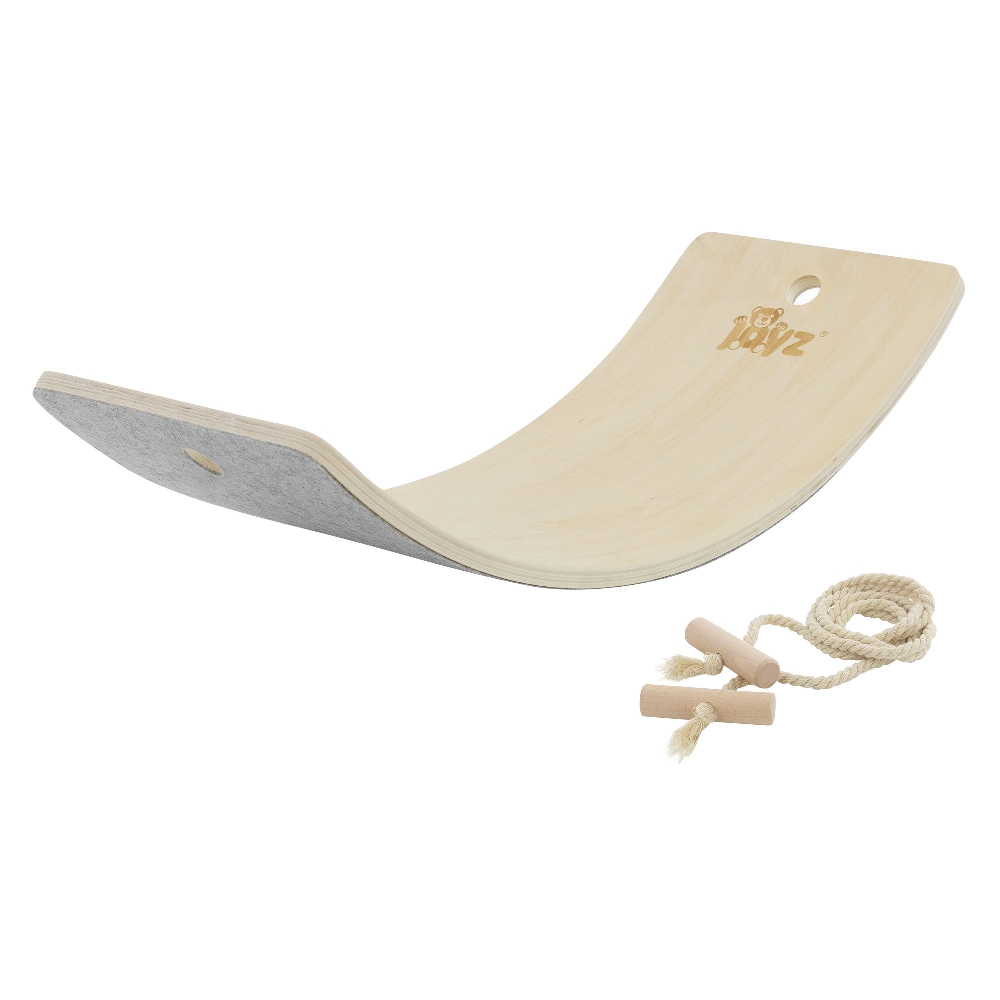 Ein Holz-Balanceboard mit einem Seil und zwei Holzstopfen auf einem weißen Hintergrund.